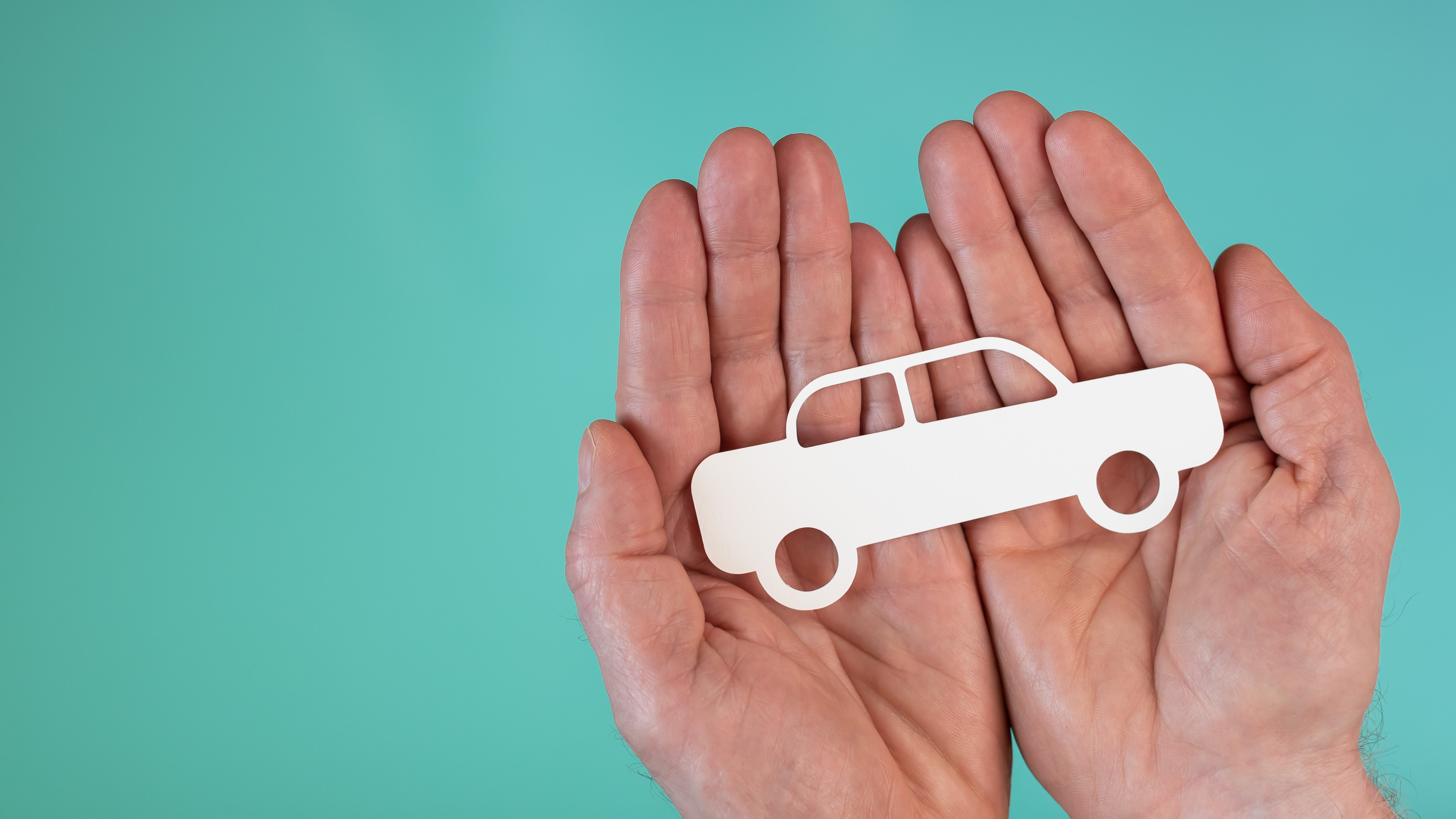 자동차 모형을 들고 있는 두 손으로 들고 있는 모습