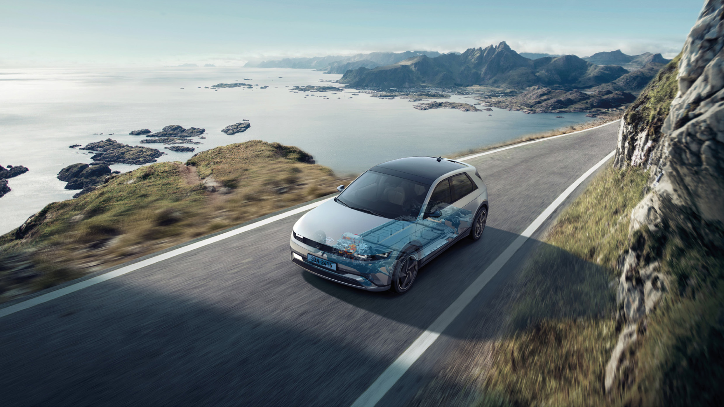 아이오닉 5가 도로를 달리고 있는 모습