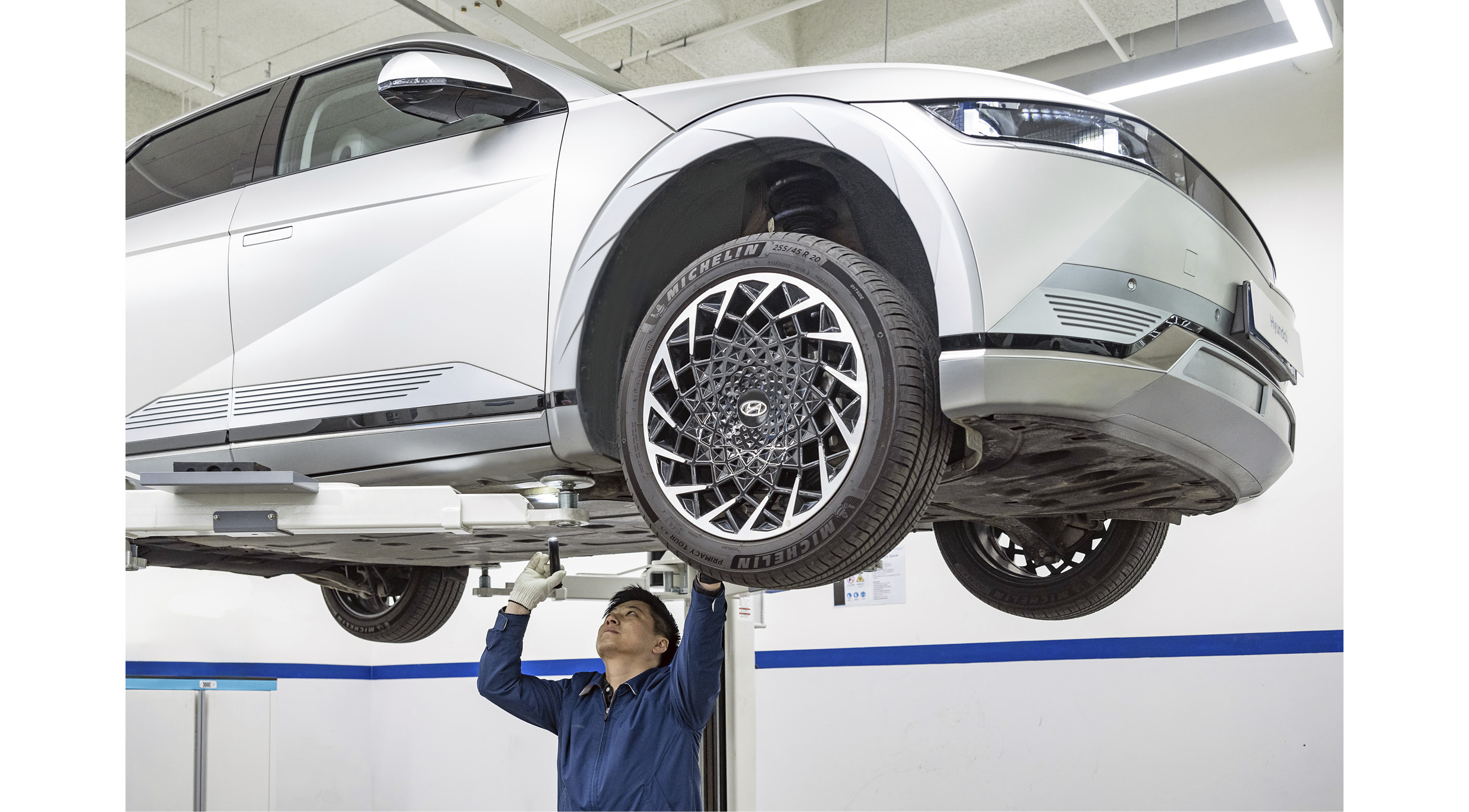 전기차를 점검 중인 모습