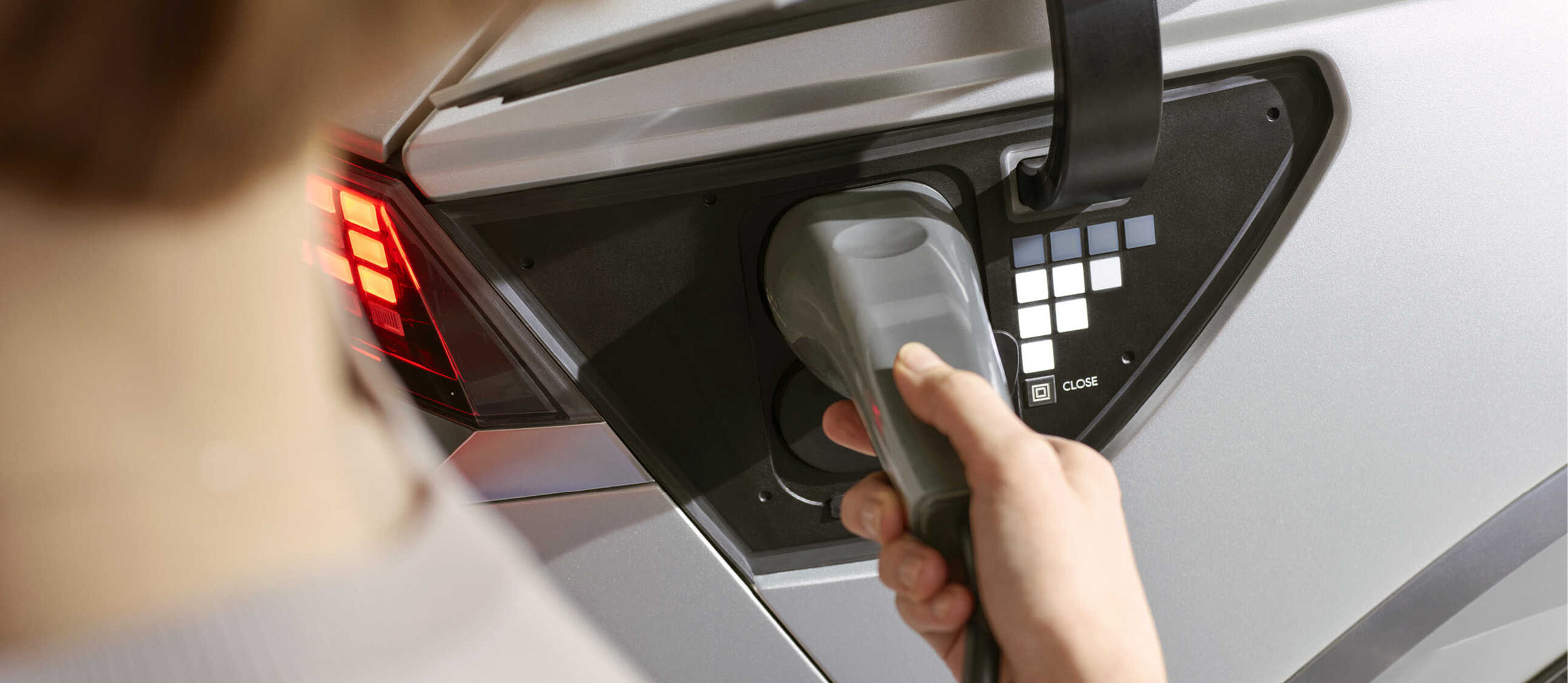 전기차를 충전하는 모습