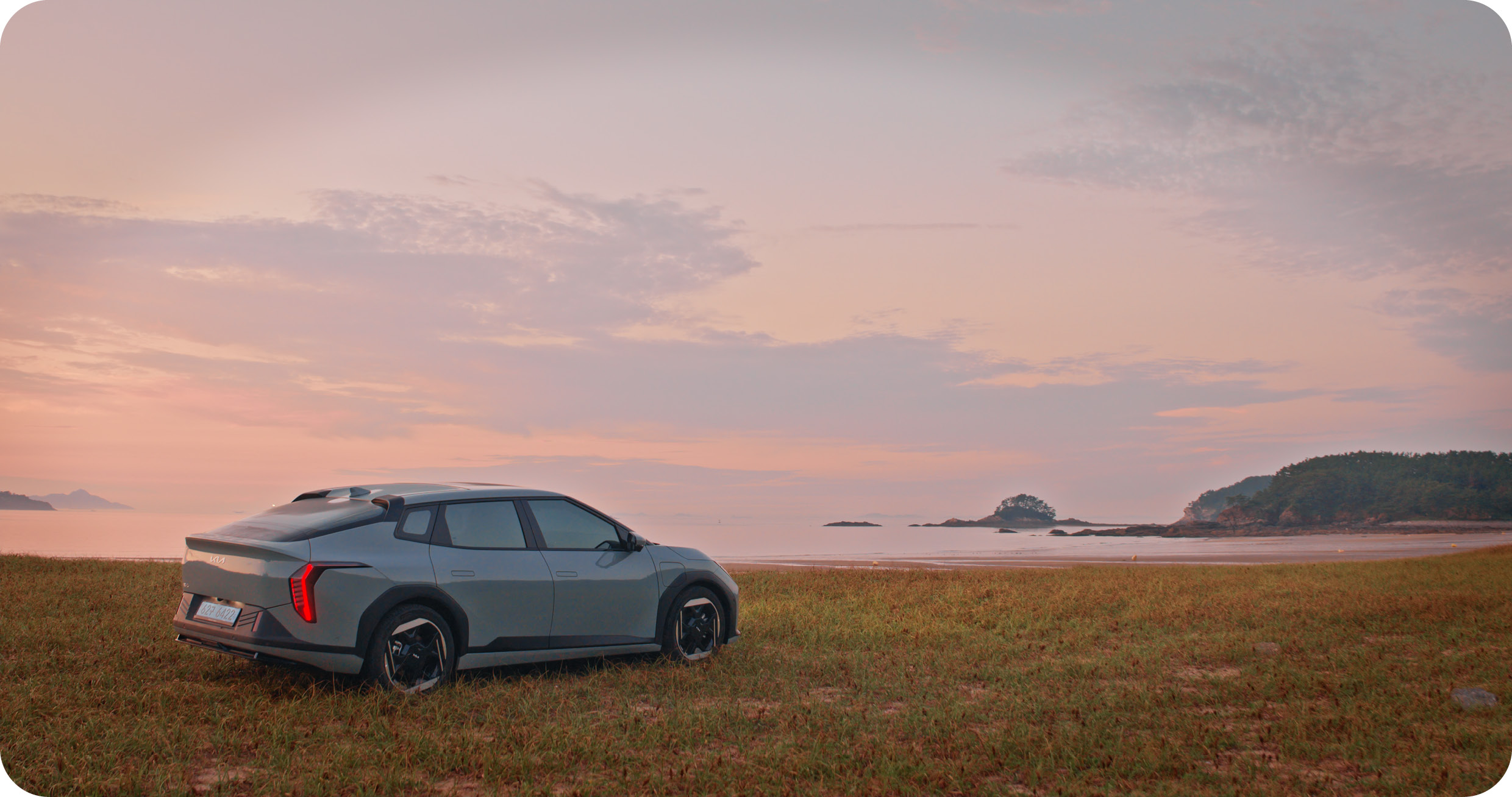 EV4가 노을을 마주보고 서 있는 모습