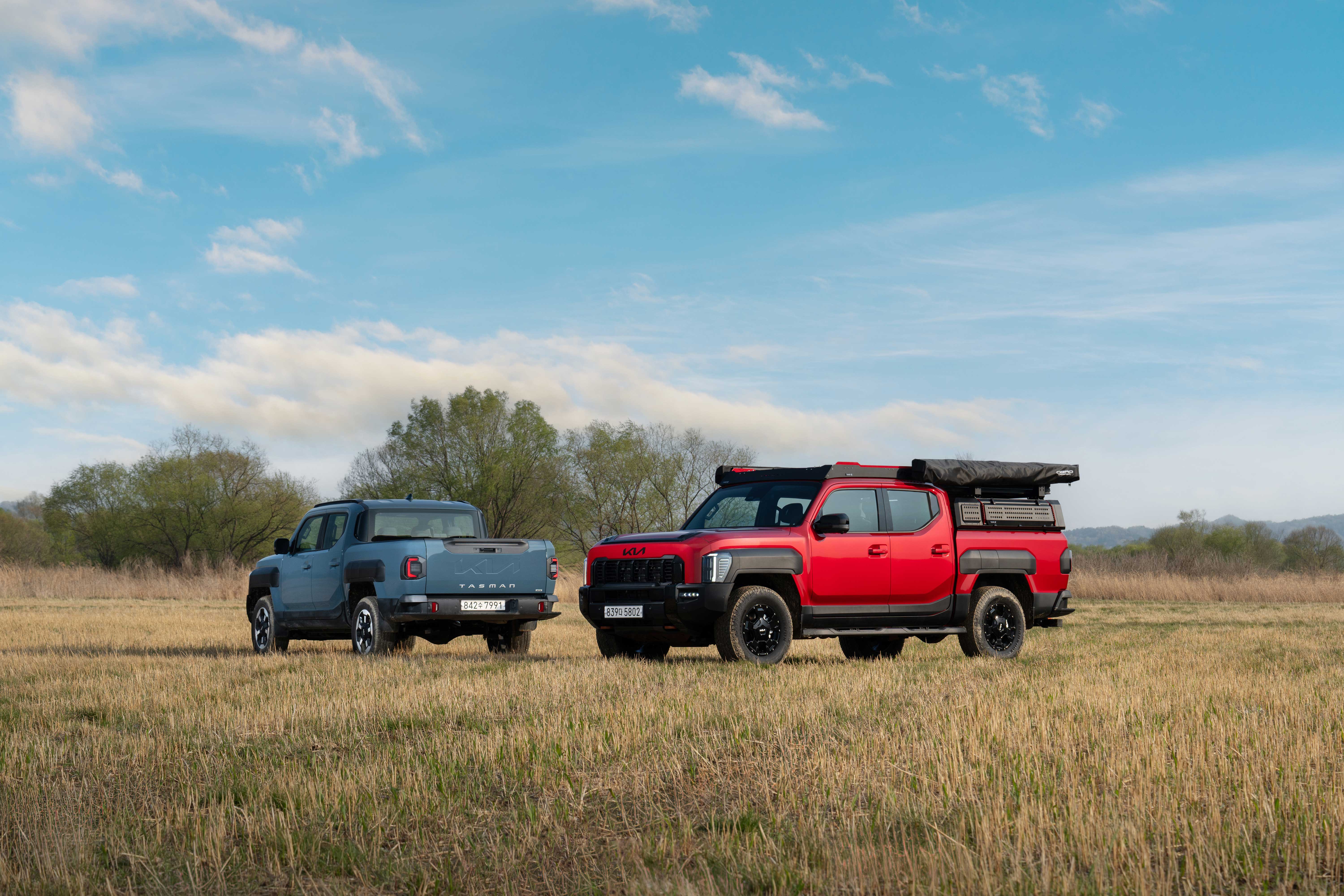 기아 타스만의 오프로드 감성_ 전측면(레드)