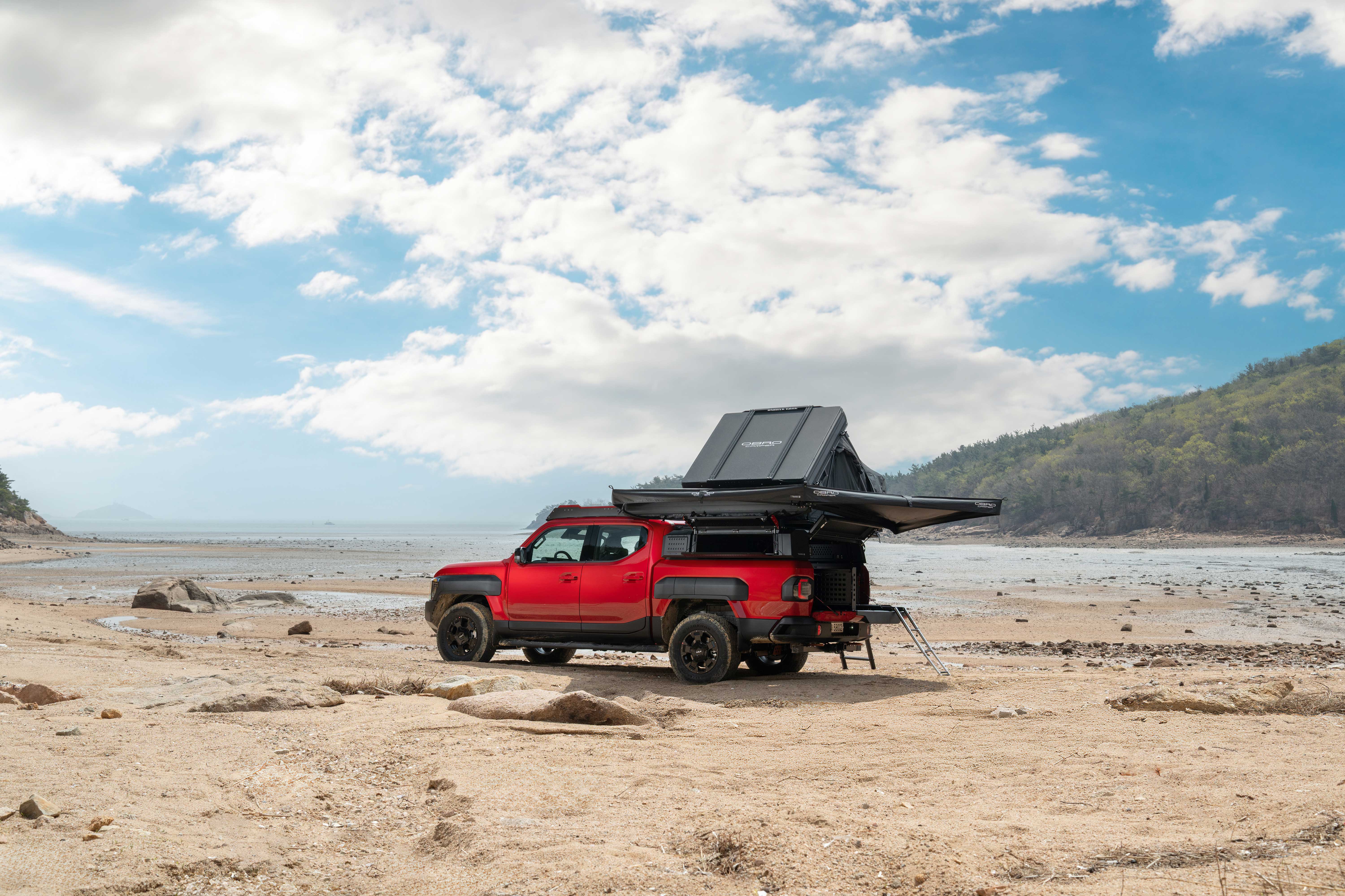 기아 타스만의 오프로드 감성_ 측면(텐트)