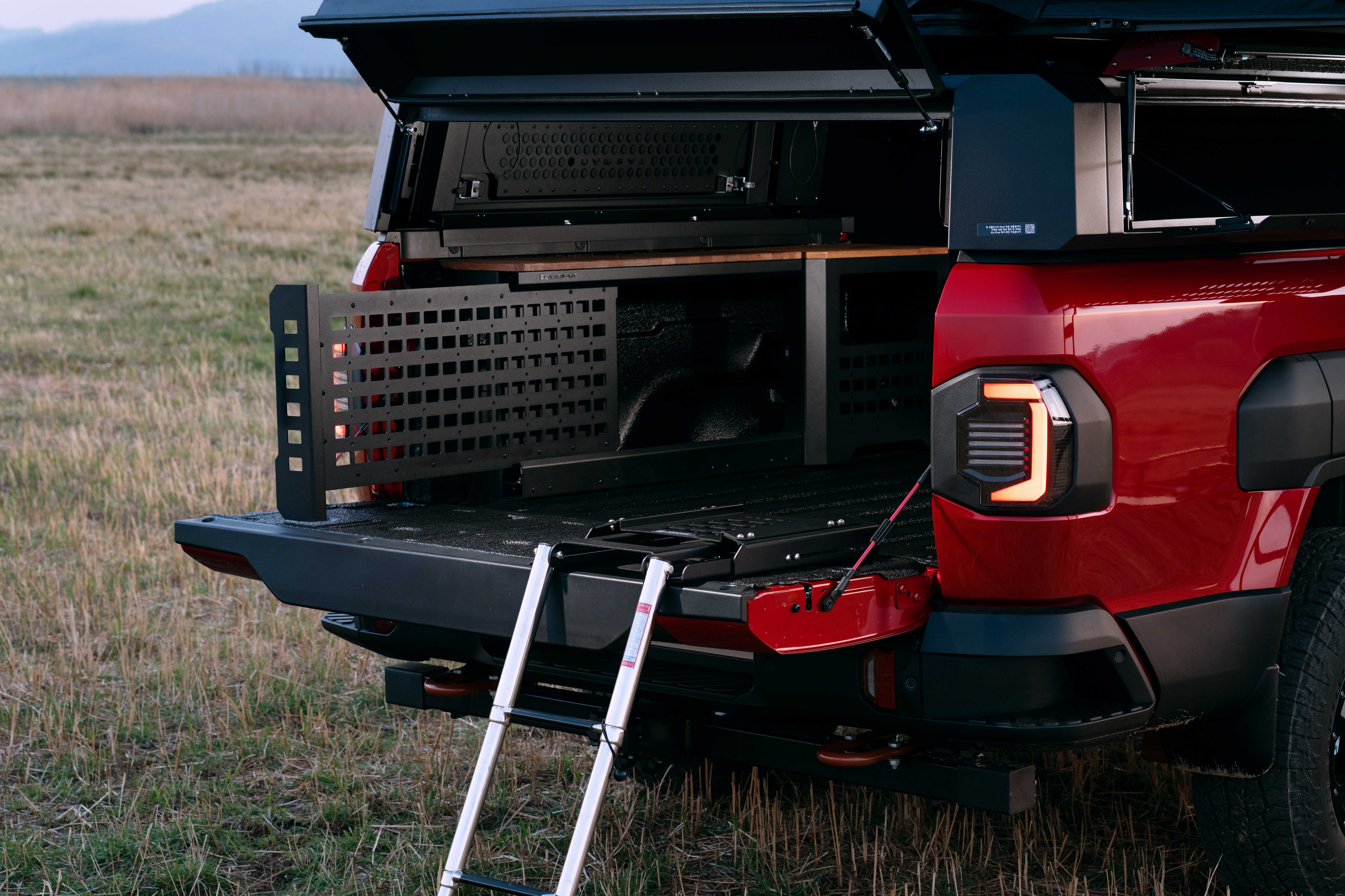기아 타스만의 오프로드 감성_ 트렁크