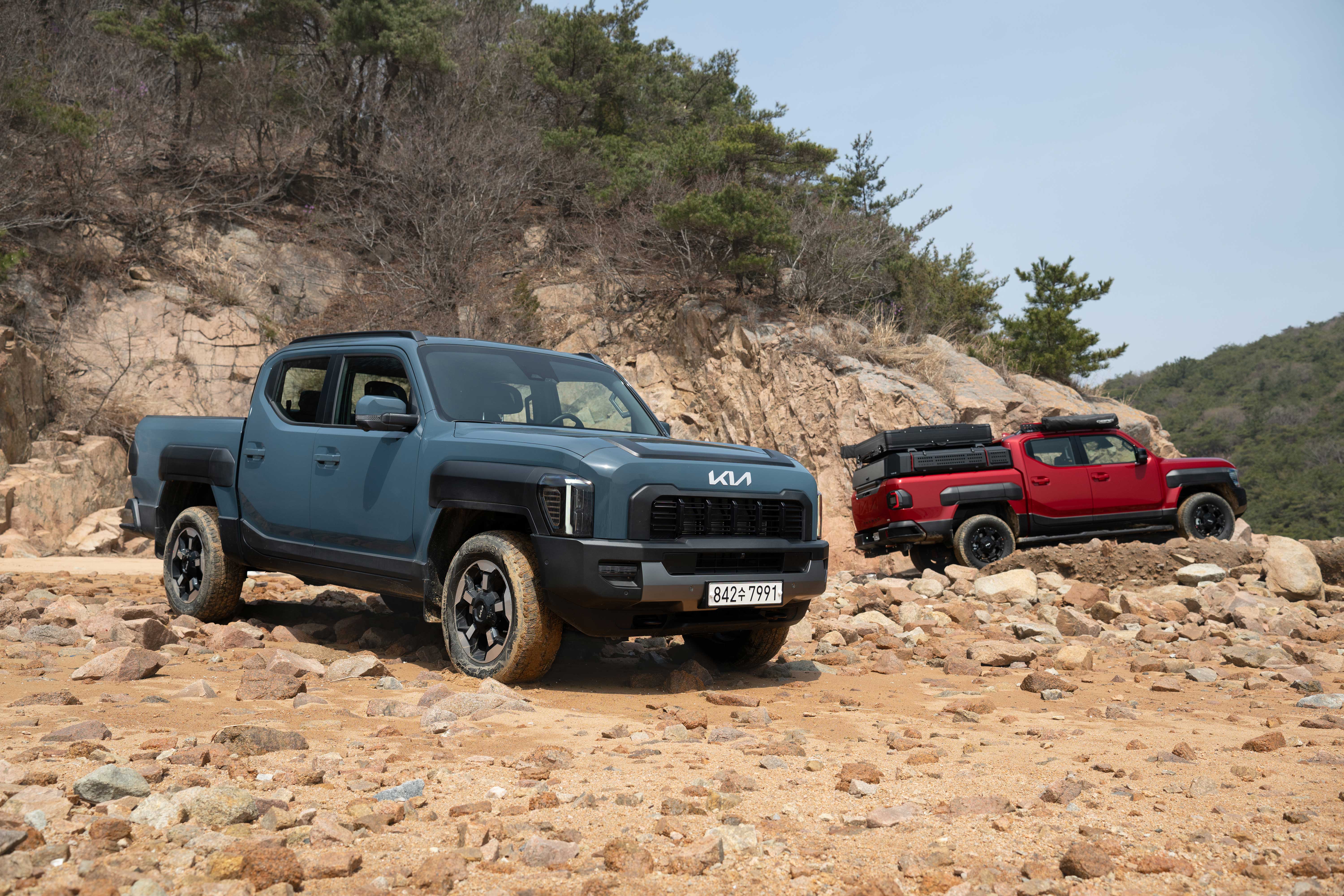 기아 타스만의 오프로드 감성_ 전측면 (블루)