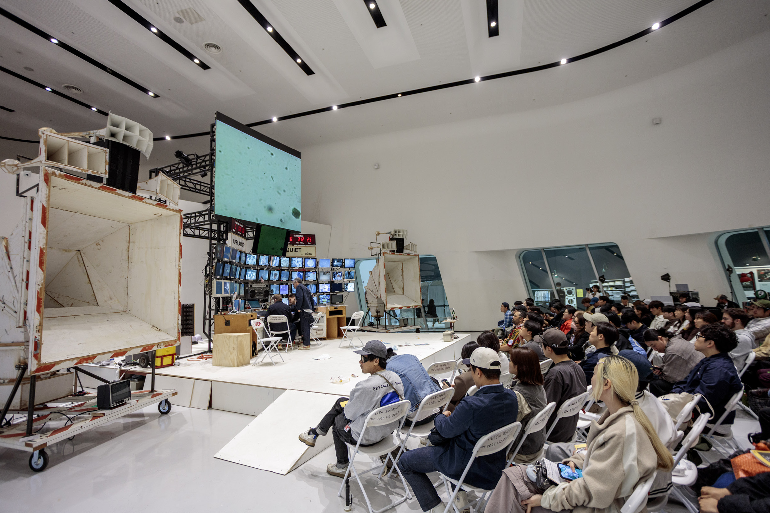 서울 동대문디자인플라자에서 열린 톰 삭스의 스페이스 프로그램: 무한대 전시