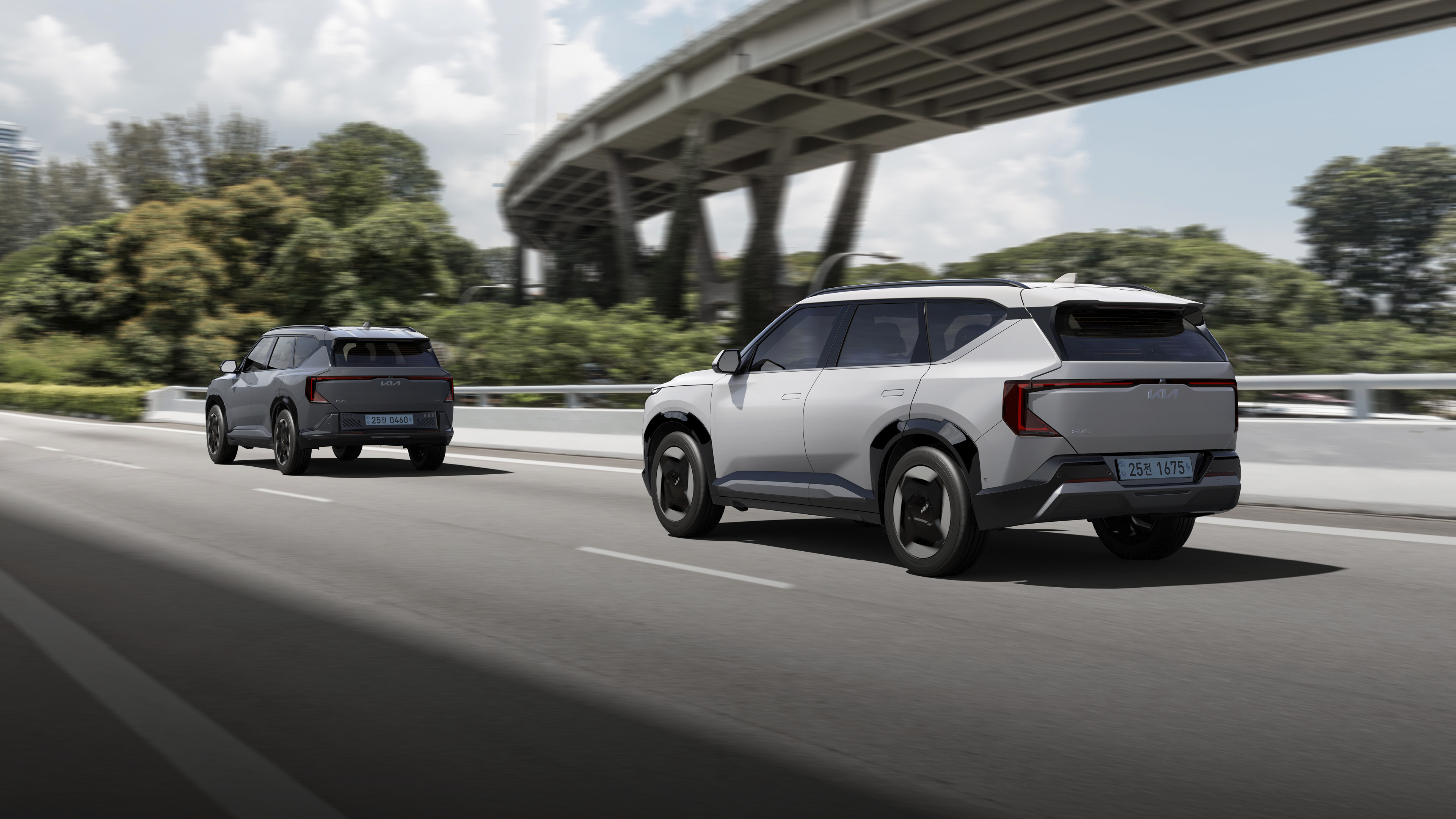 기아 EV5가 달리는 모습