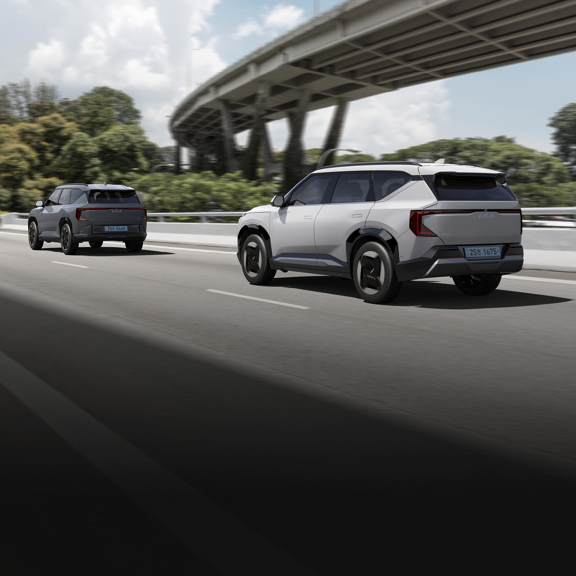 기아 EV5가 달리는 모습