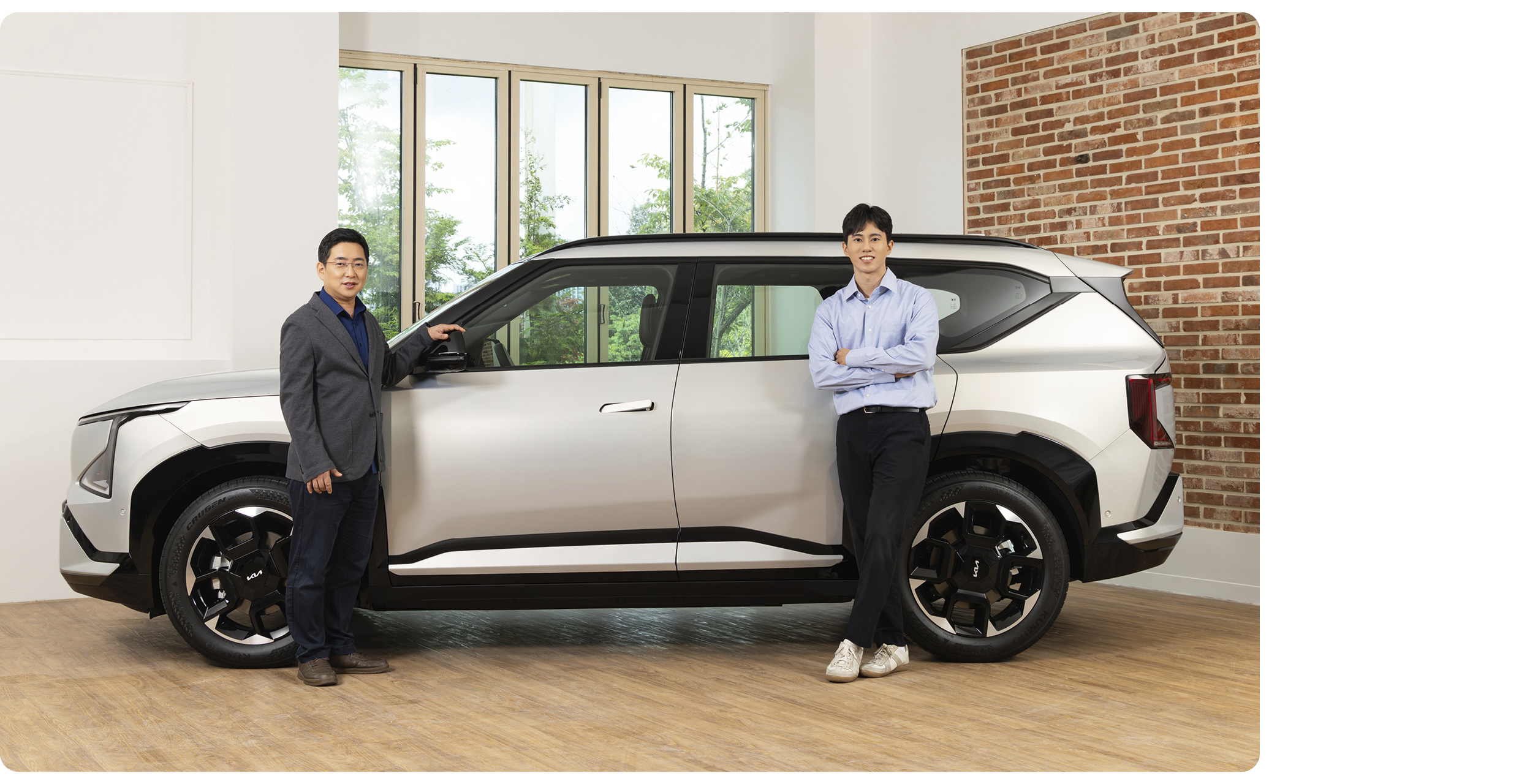 더 기아 EV5의 패키지 개발을 담당한 연구원들의 모습