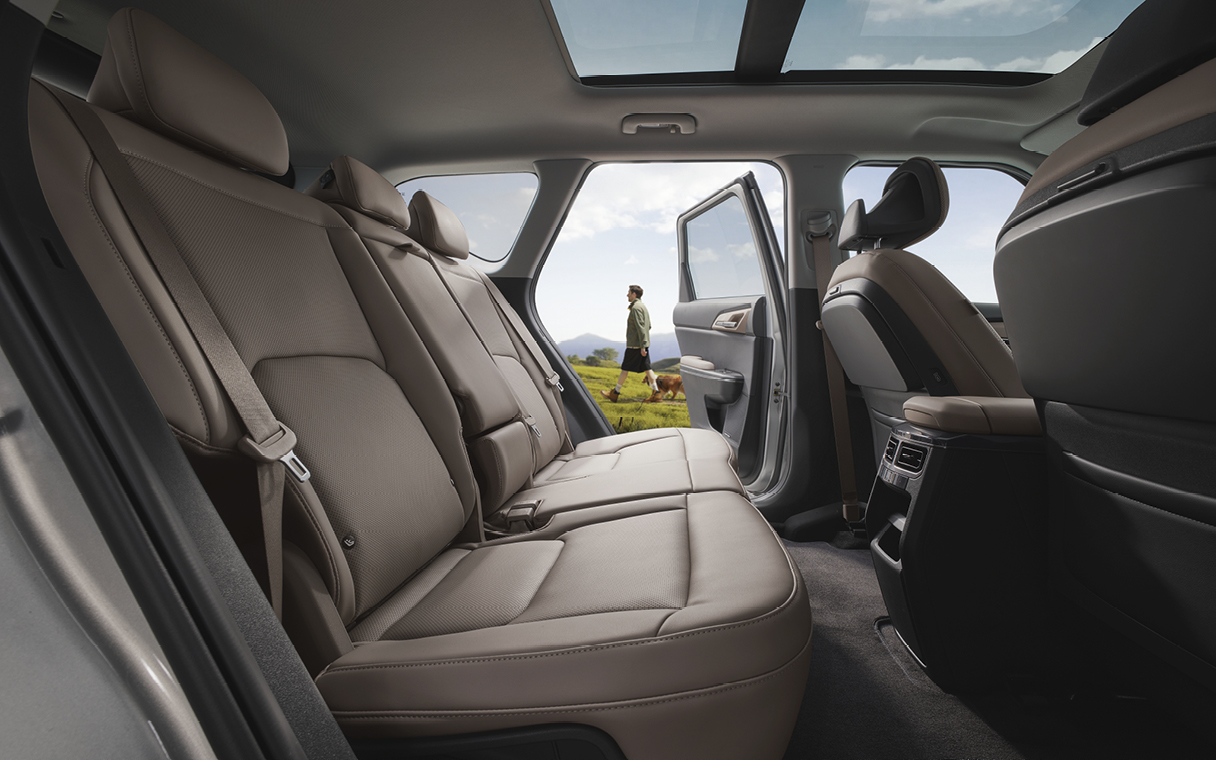 더 기아 EV5의 뒷좌석 모습