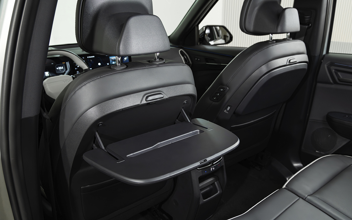 더 기아 EV5에 장착된 시트백 테이블의 모습