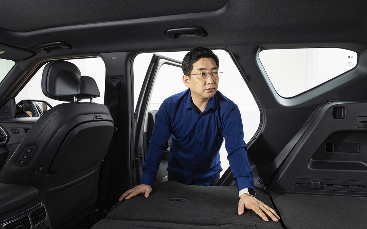 더 기아 EV5의 풀 플랫 뒷좌석을 설명하는 패키지 담당 연구원의 모습