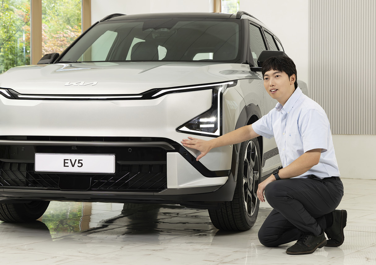 기아 EV5의 초음파 센서에 대해 설명하는 연구원