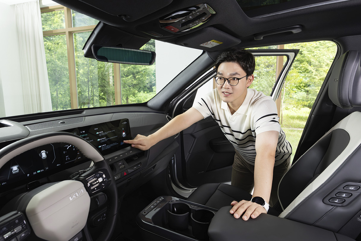 기아 EV5에 탑재된 가속 제한 보조를 설명 중인 연구원