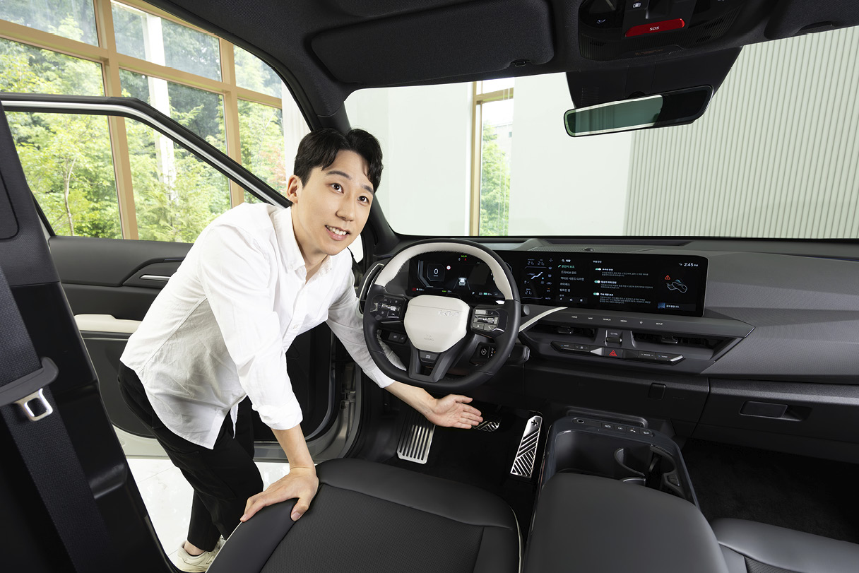 기아 EV5에 탑재된 가속 제한 보조를 설명 중인 연구원