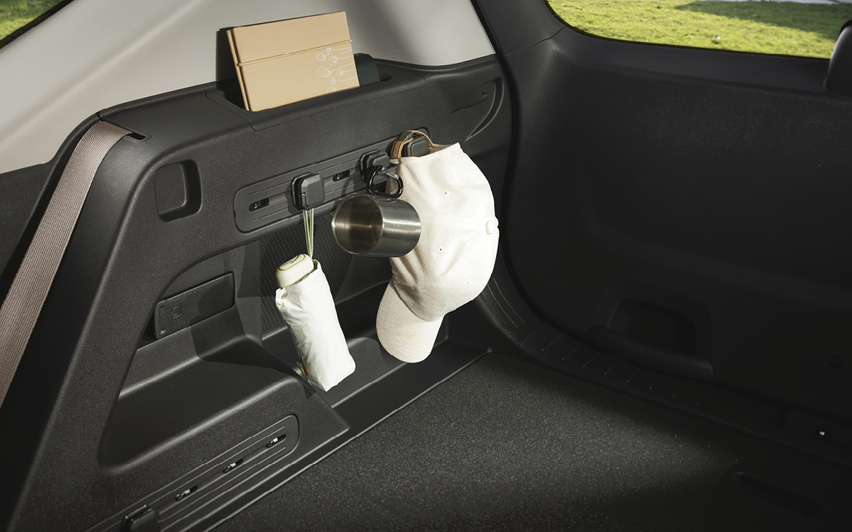 더 기아 EV5의 기아 애드기어를 활용해 여러 액세서리를 걸어둔 모습