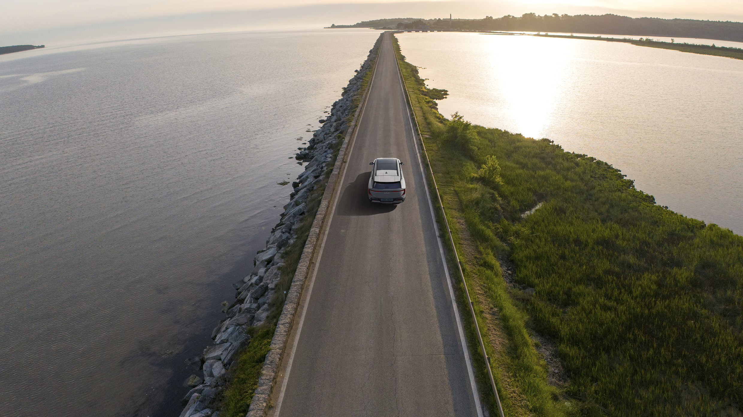 둑길을 달리는 기아 EV5의 모습