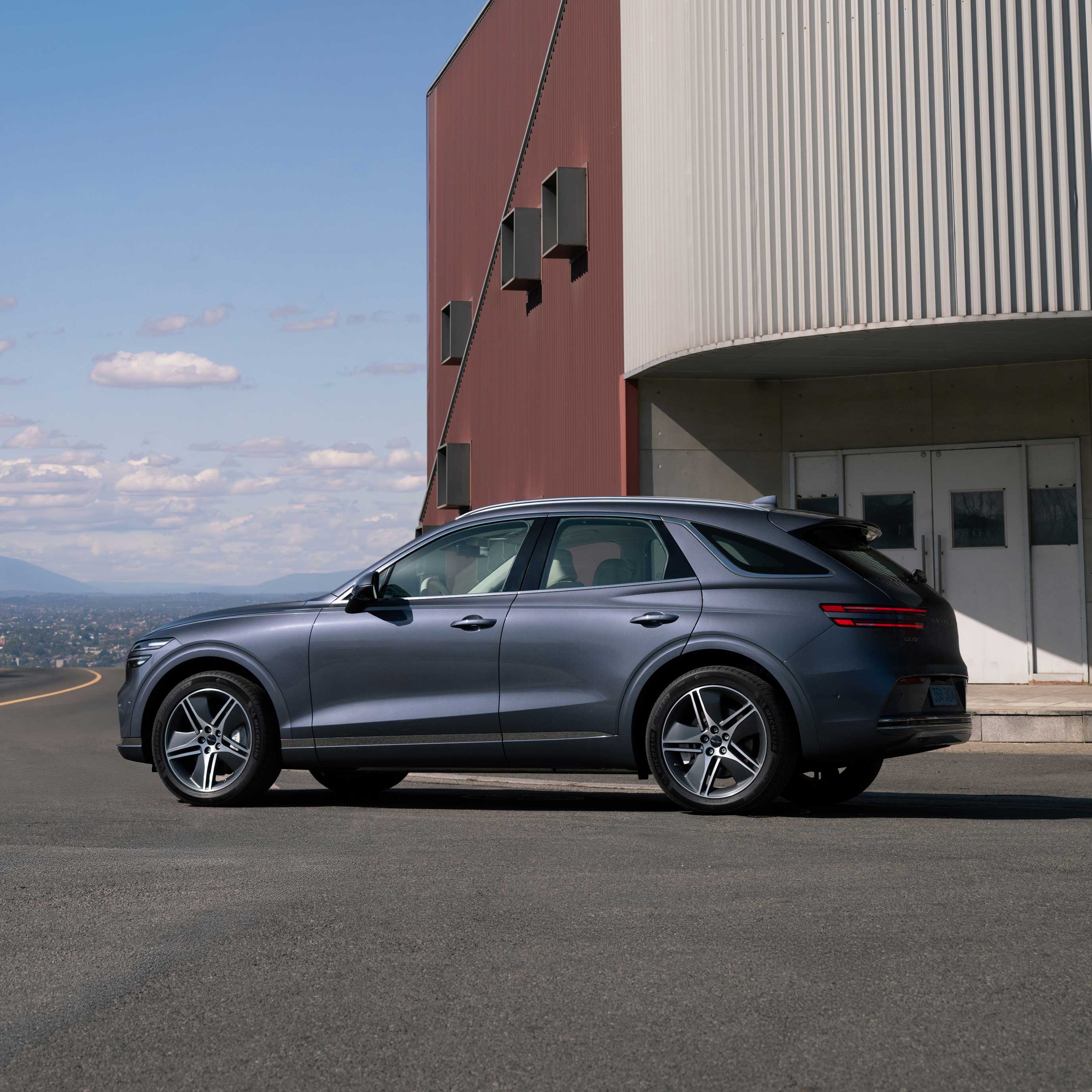 도심 속 GV70 전동화모델_측면