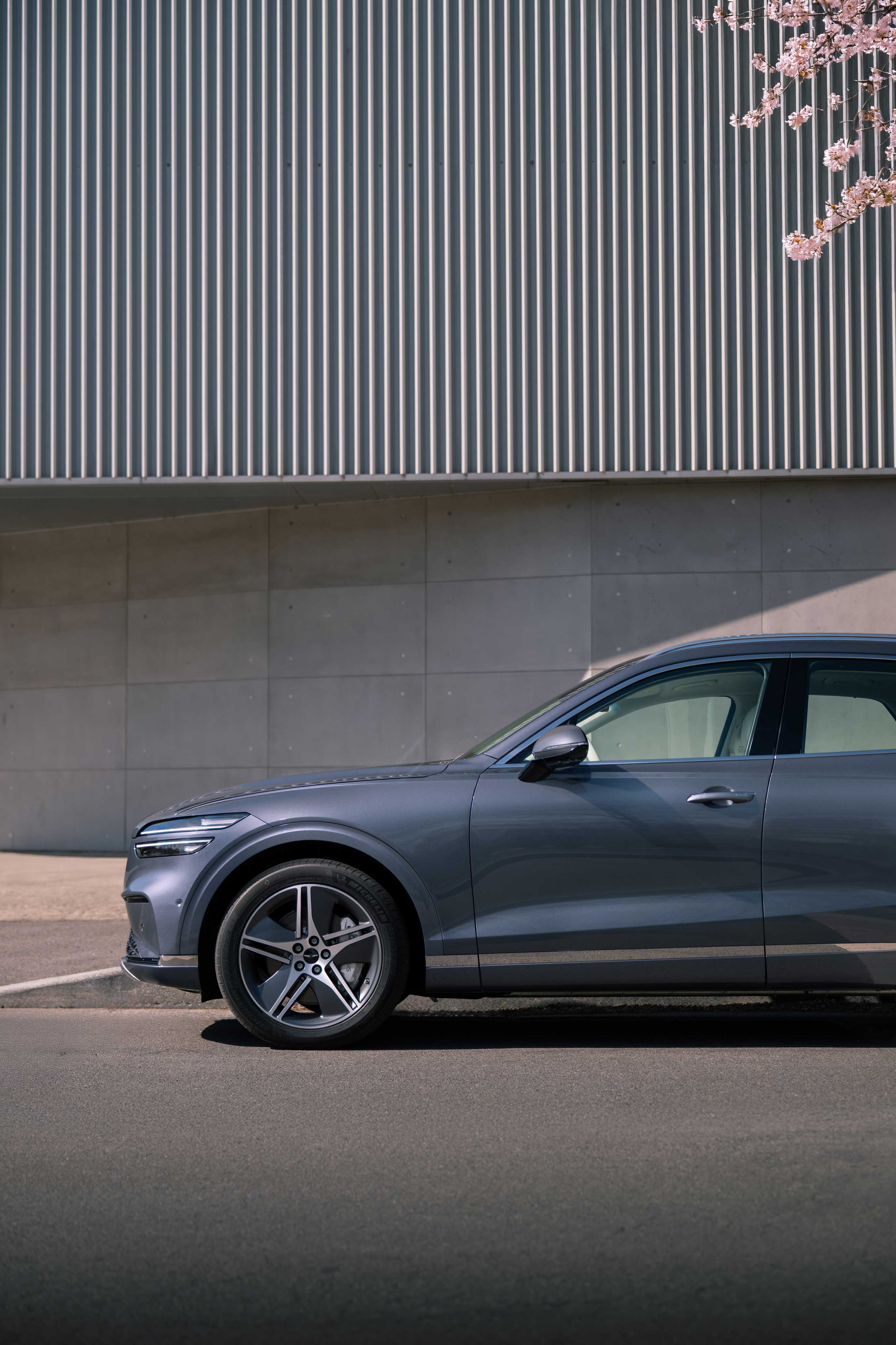 도심 속 GV70 전동화모델_운전석 측면