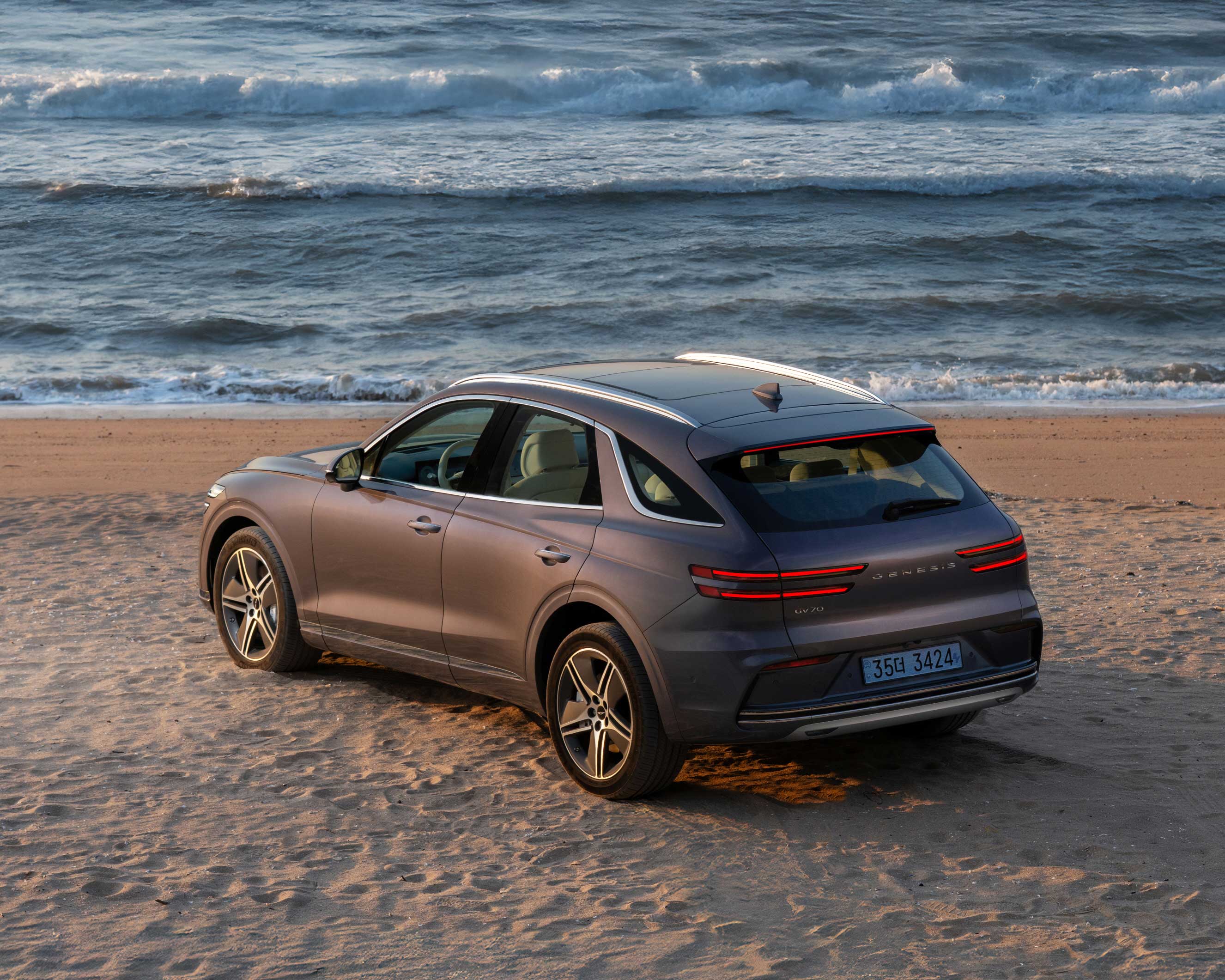 바닷가에서의 GV70 전동화모델_후측면