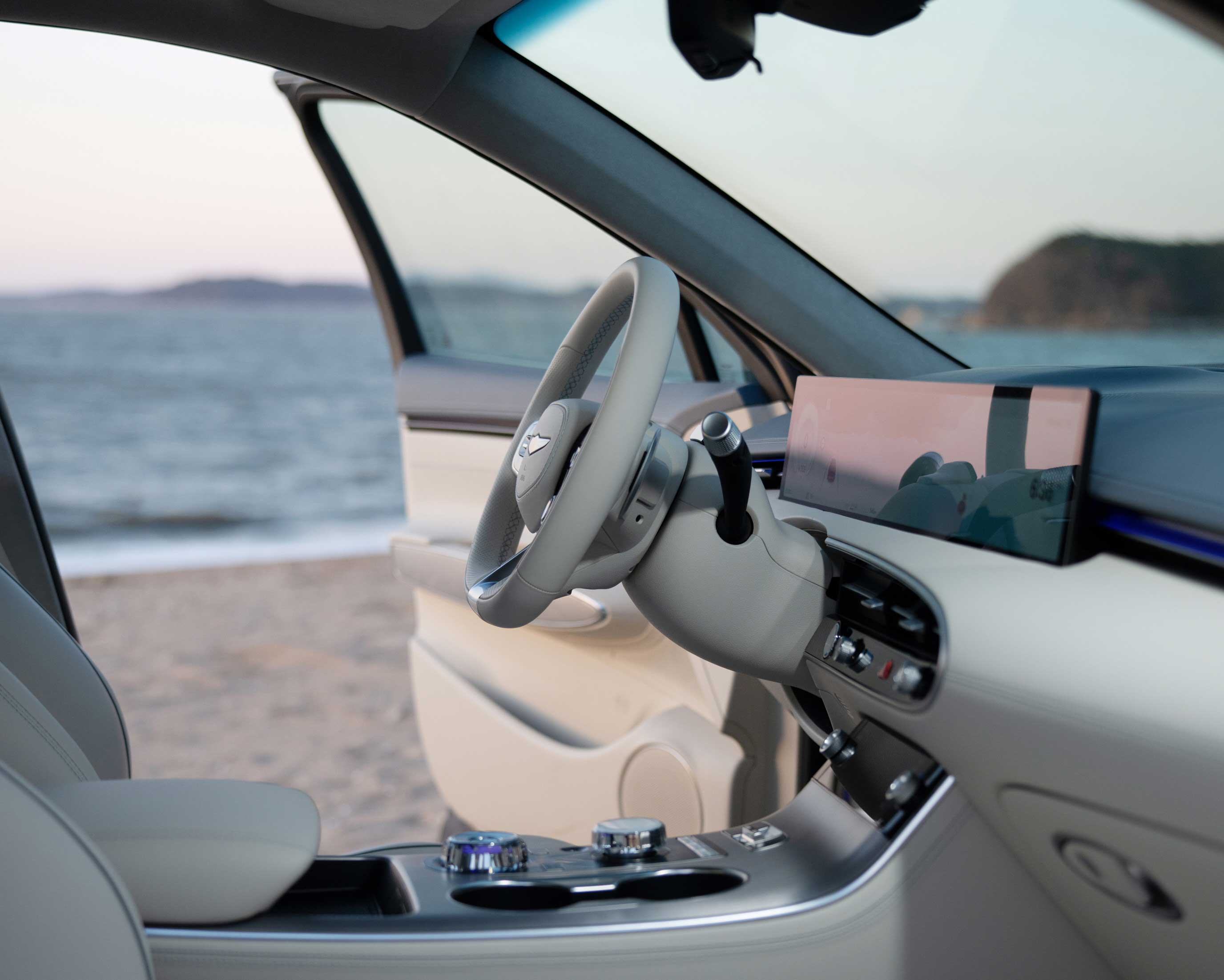 바닷가에서의 GV70 전동화모델_핸들