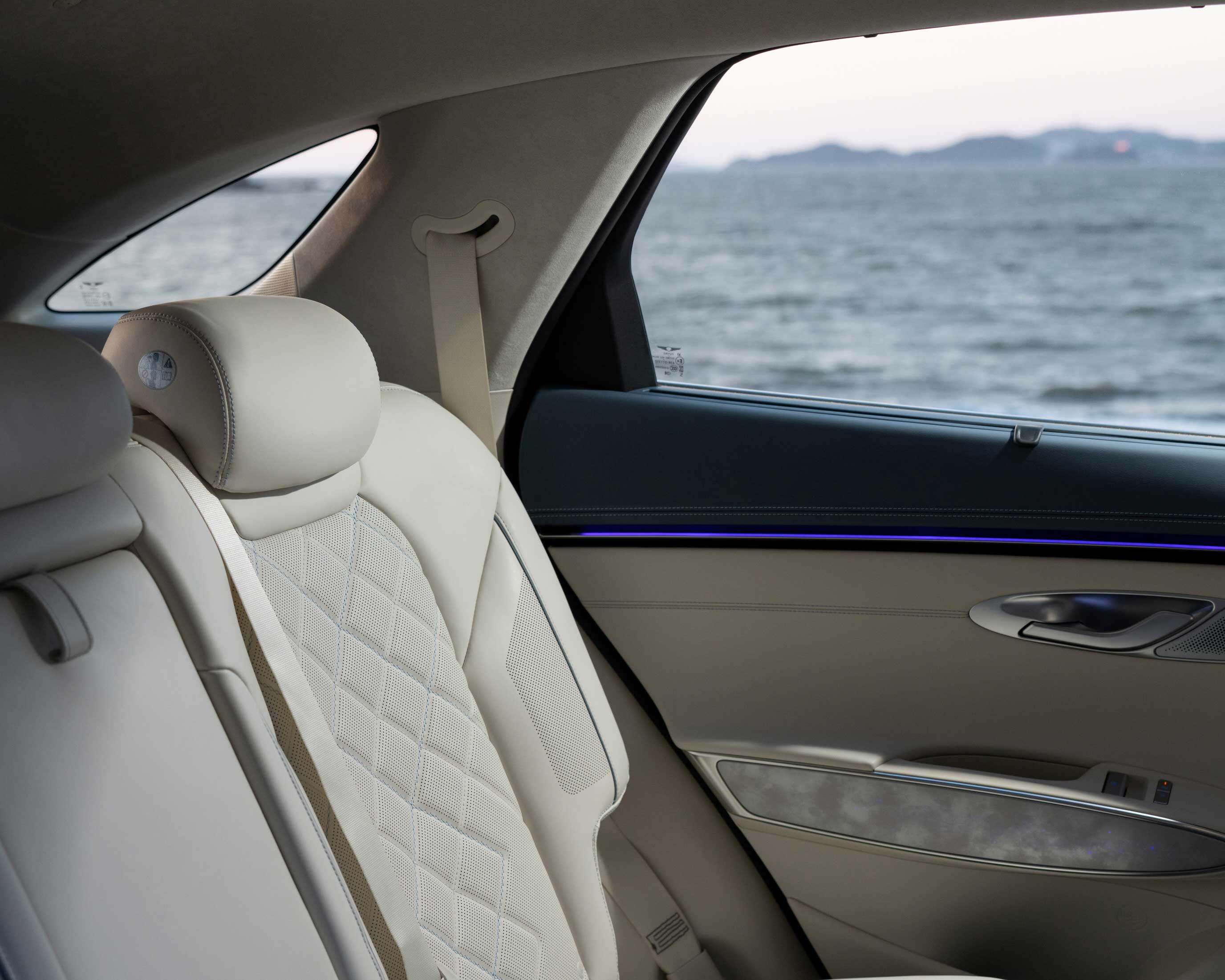 바닷가에서의 GV70 전동화모델_시트