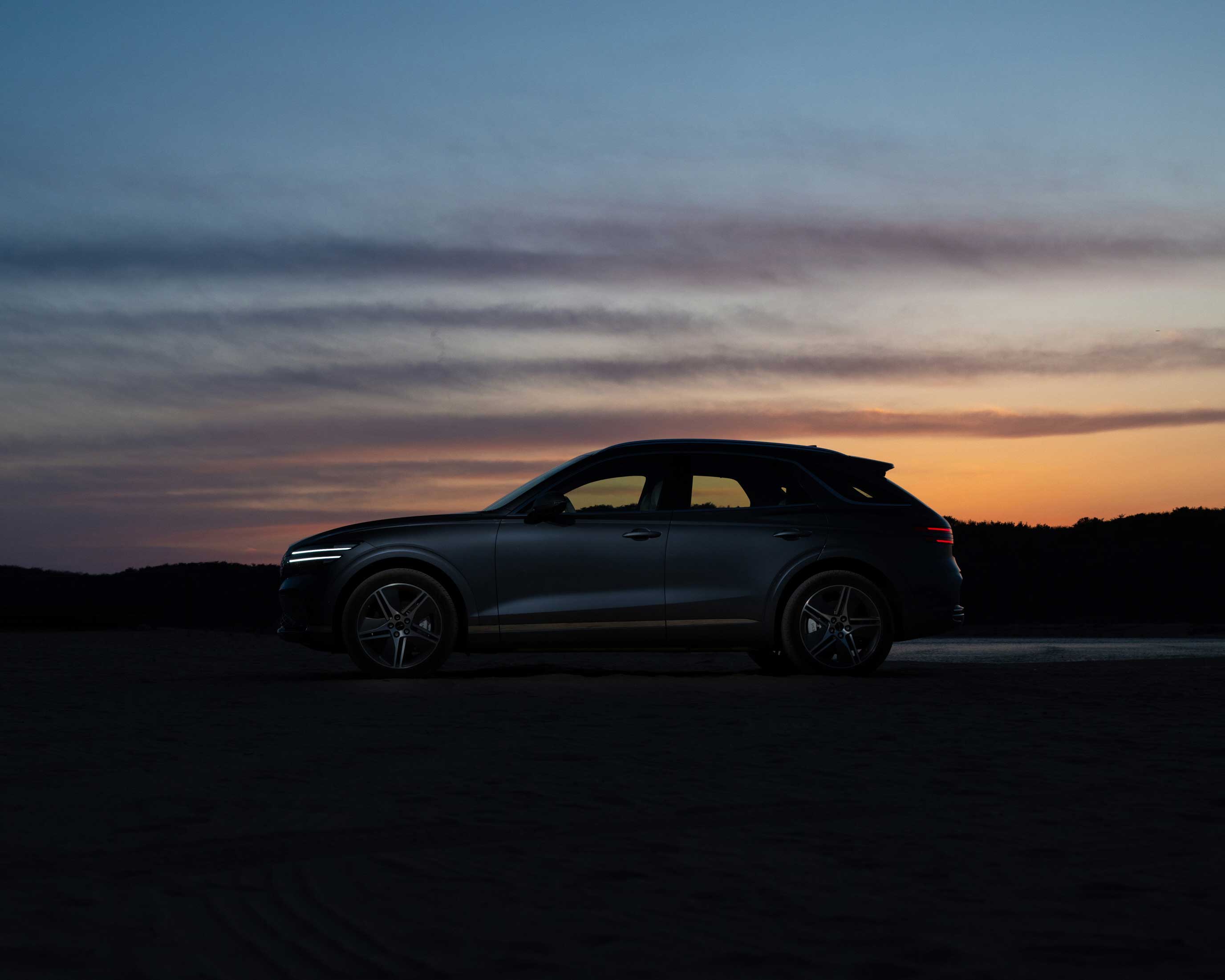 바닷가에서의 GV70 전동화모델_측면