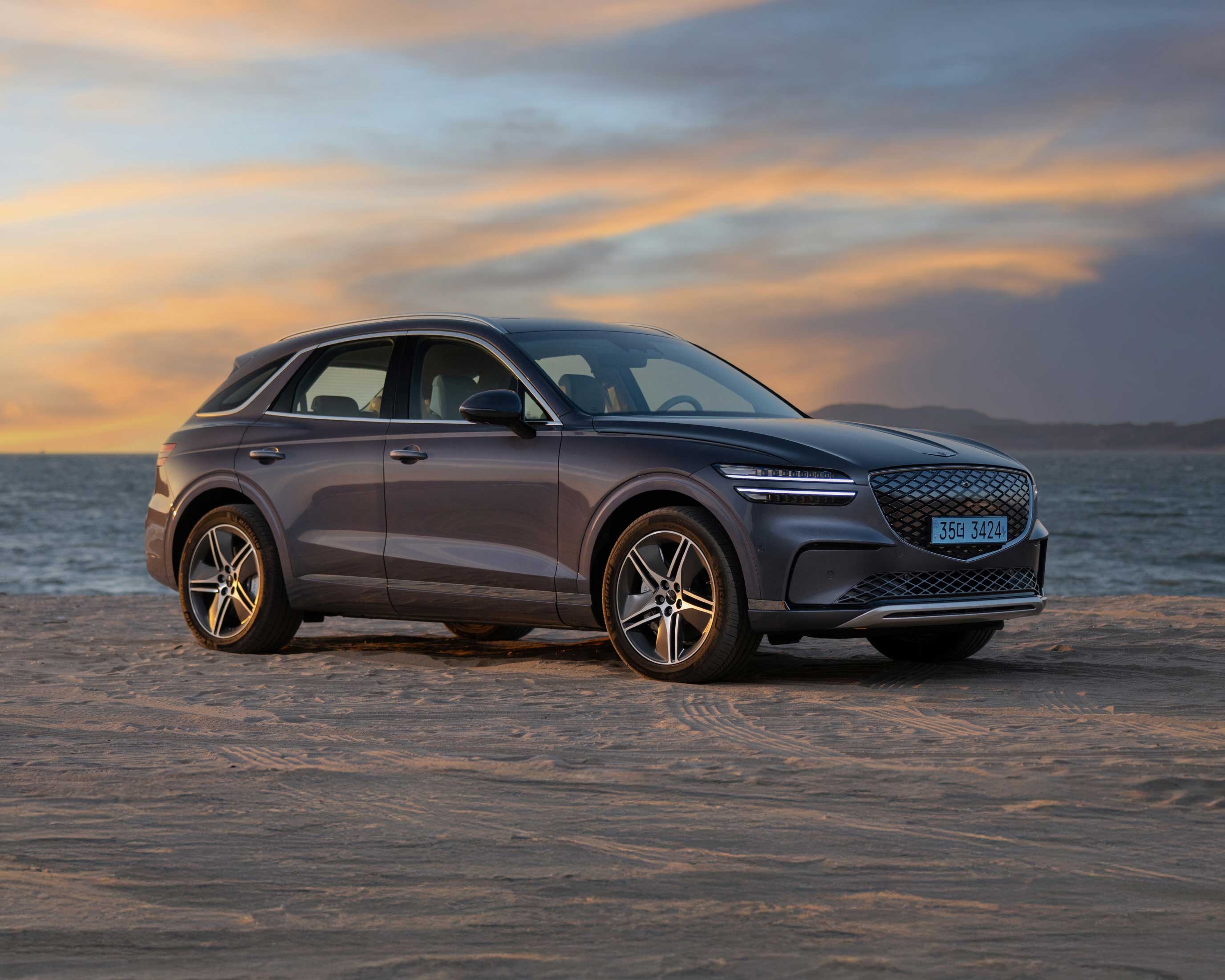 바닷가에서의 GV70 전동화모델_전측면