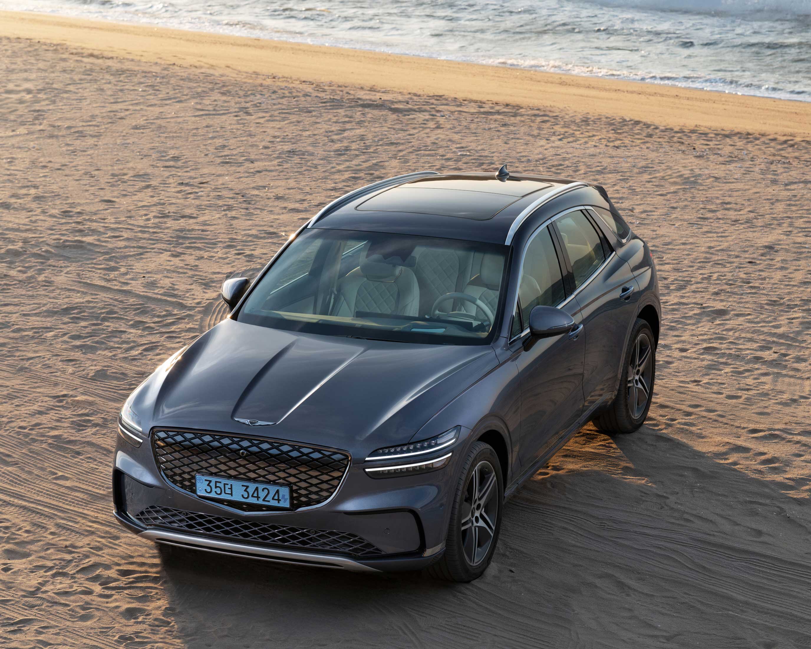 바닷가에서의 GV70 전동화모델_전면