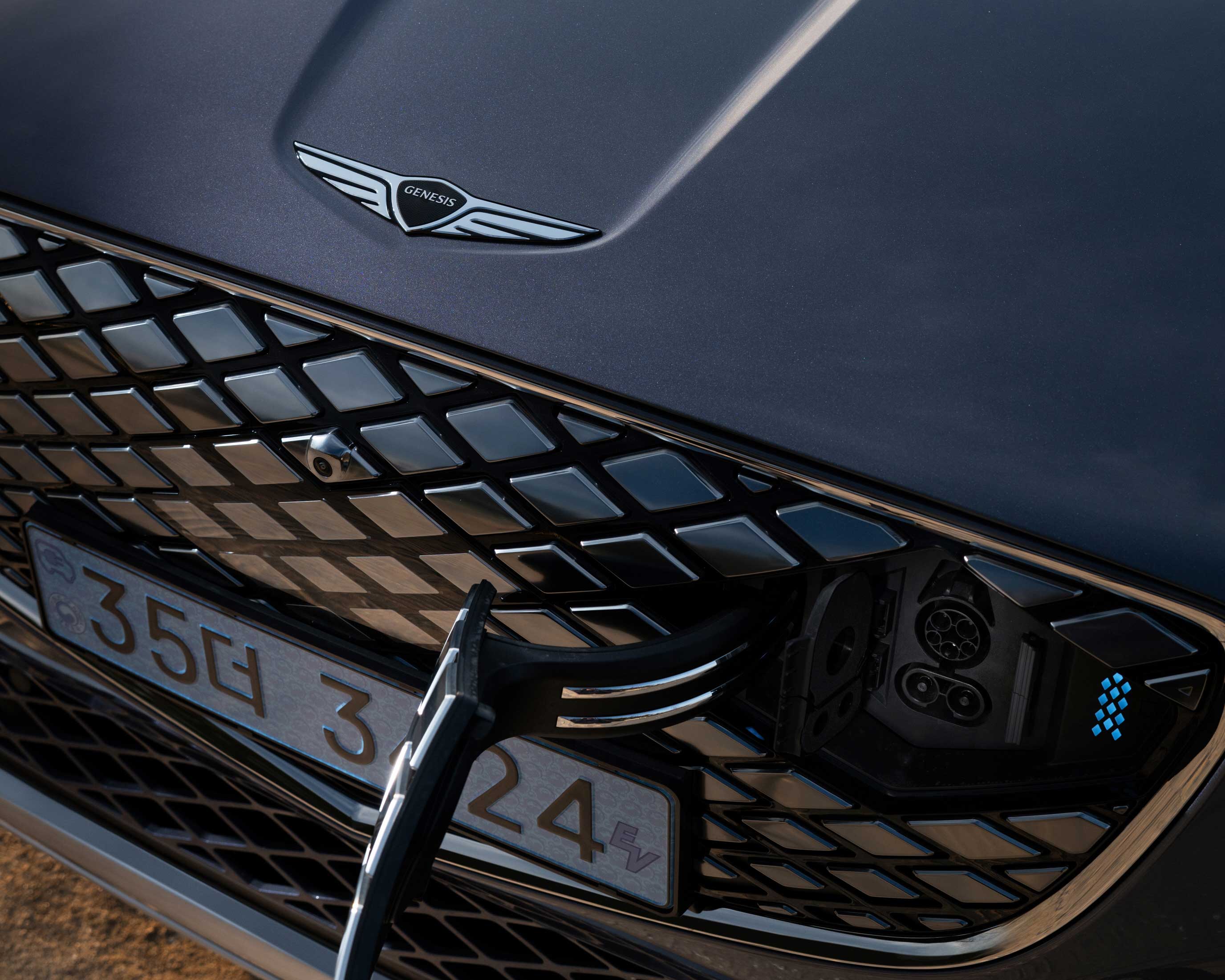 바닷가에서의 GV70 전동화모델_그릴