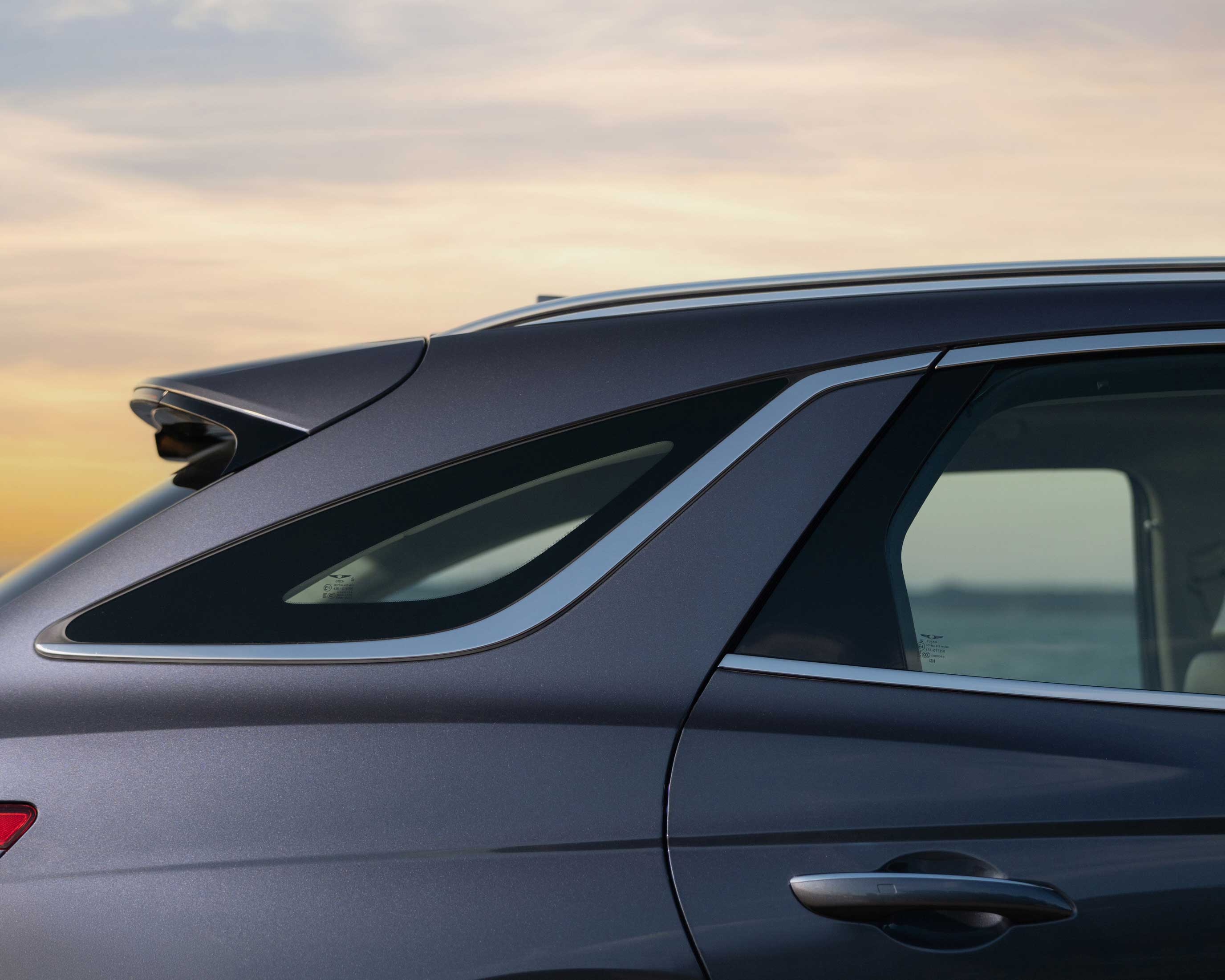 바닷가에서의 GV70 전동화모델_뒷자석 후면