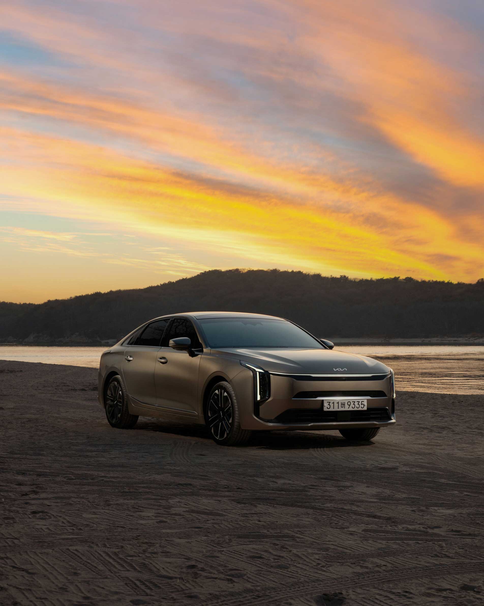 노을빛 속 K8 하이브리드_전측면