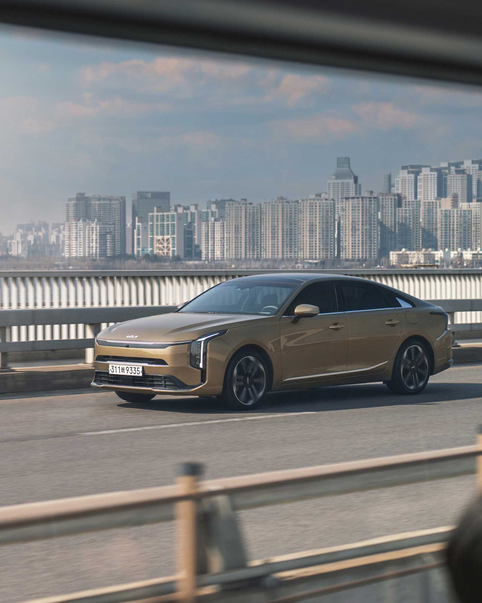 노을빛 속 K8 하이브리드_측면