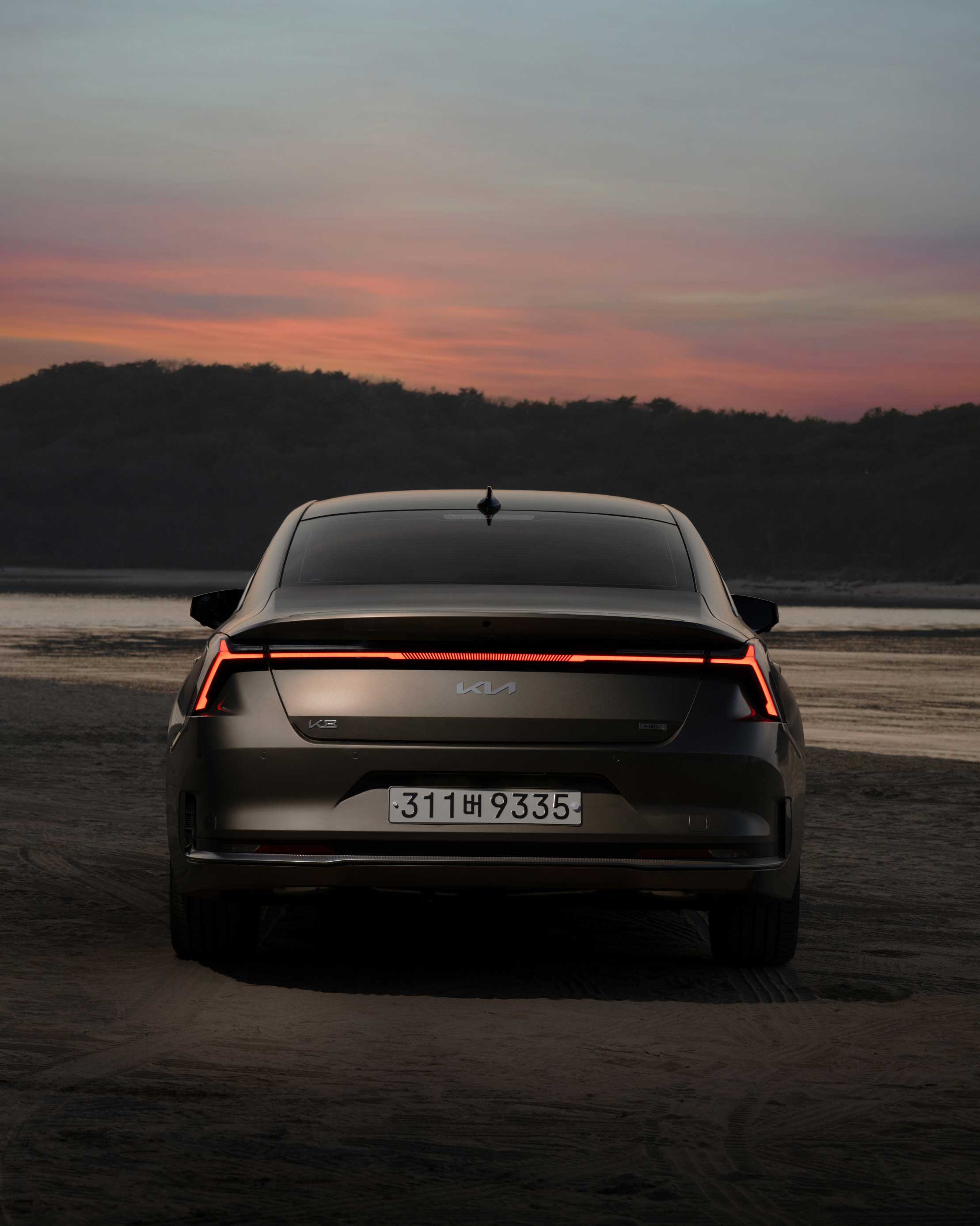 노을빛 속 K8 하이브리드_후면