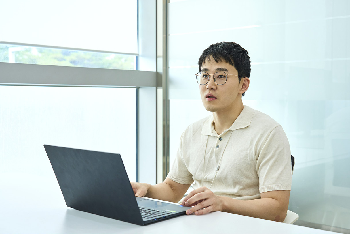 현대모비스 능동형 후방 안전 제어 기술을 개발한 연구원이 기술 원리를 설명하는 모습