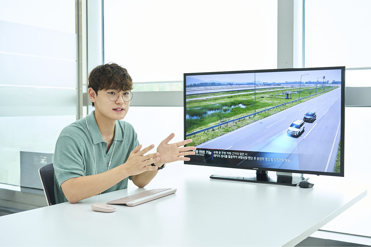 현대모비스 능동형 후방 안전 제어 기술을 개발한 연구원이 기술 특징을 설명하는 모습