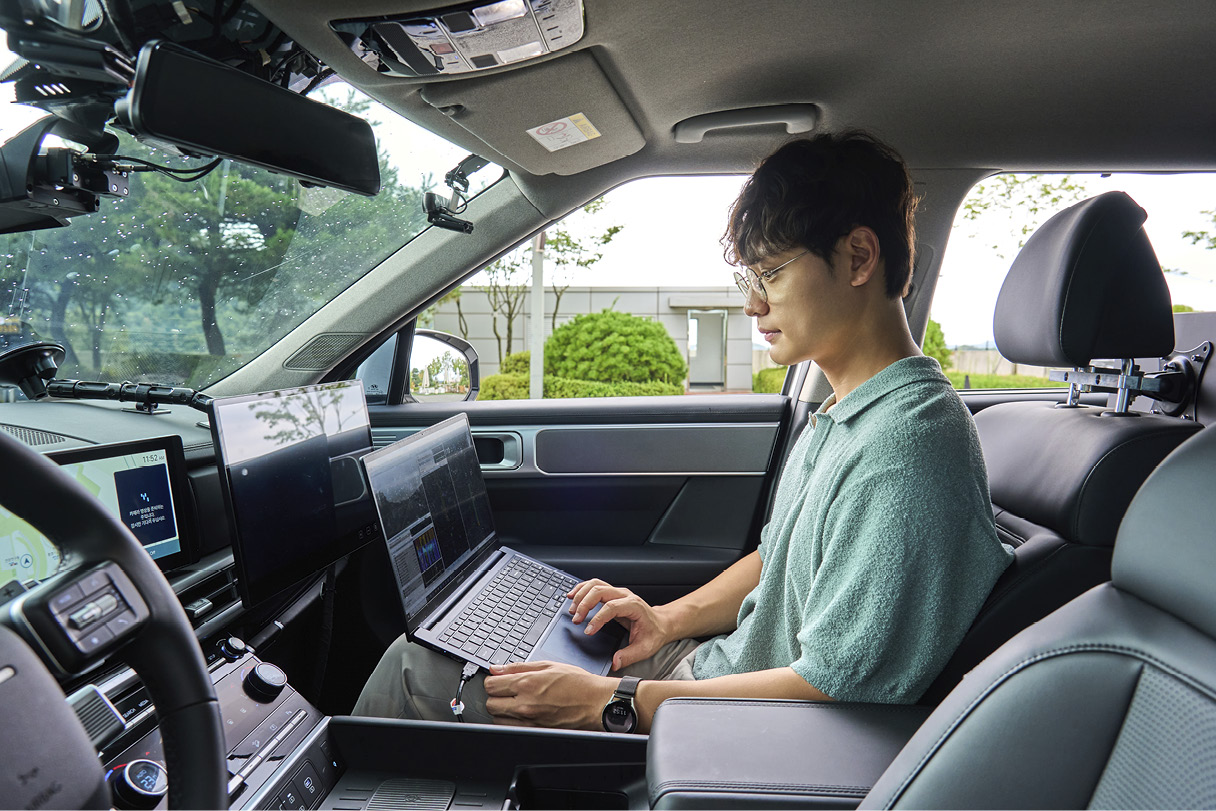 현대모비스 능동형 후방 안전 제어 기술을 개발한 연구원이 테스트하는 모습