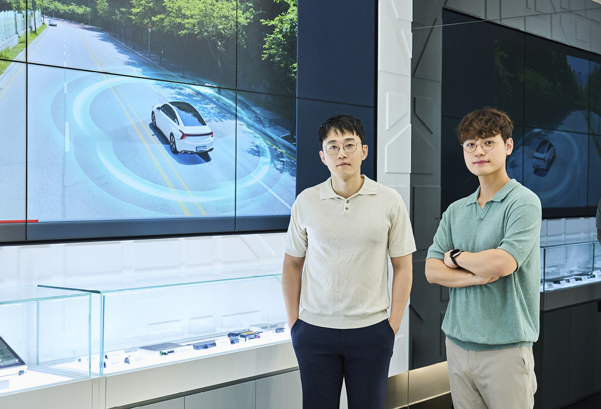 현대모비스의 능동형 후방 안전 제어 기술을 개발한 연구원들의 모습