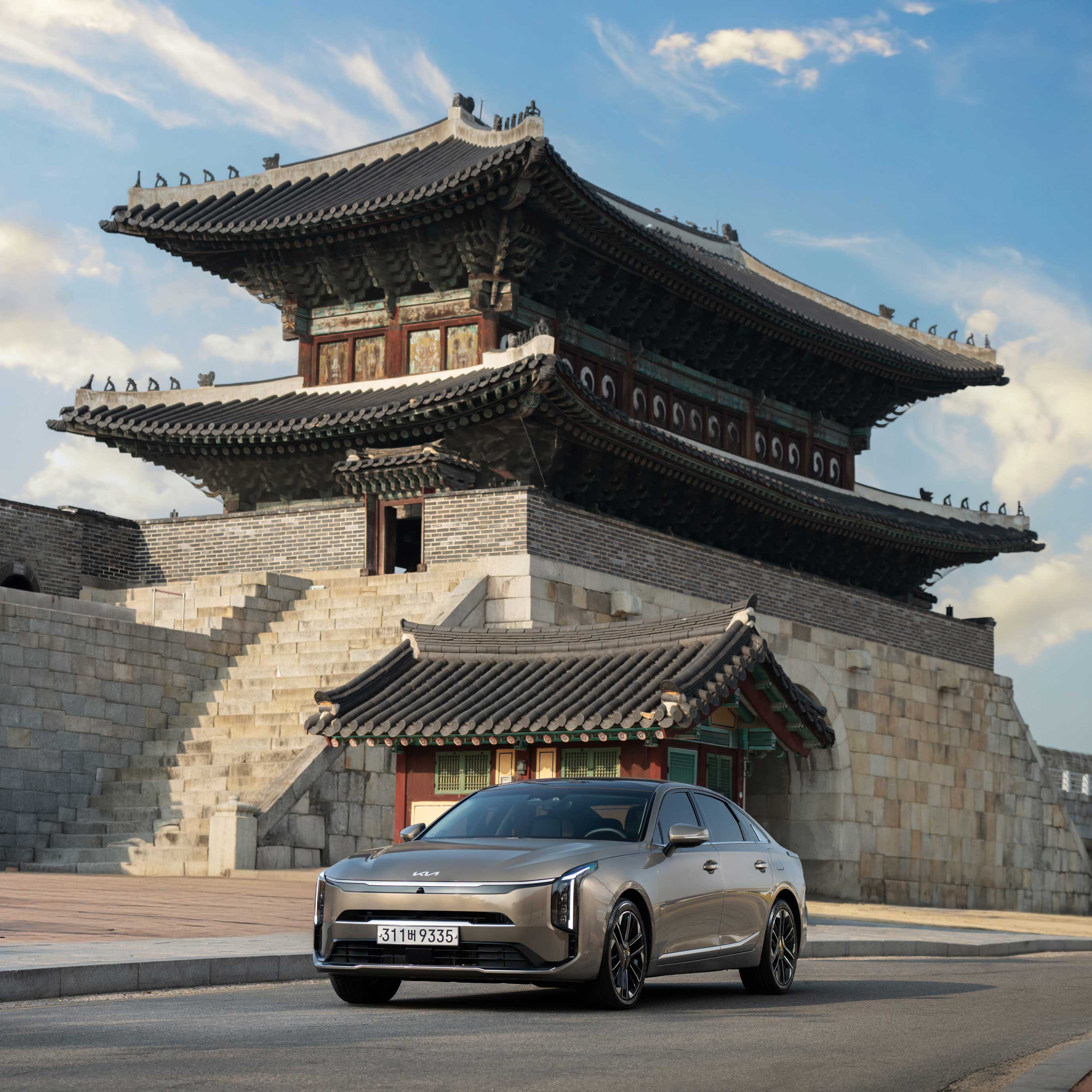 도심 속 K8 하이브리드_성 앞 전측면