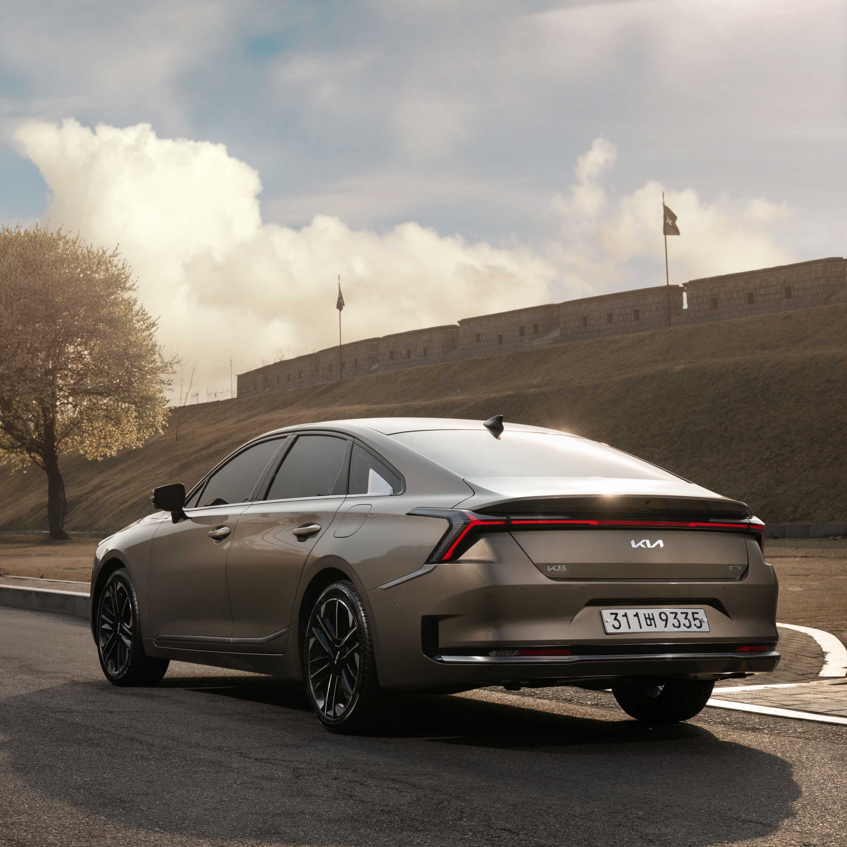 도심 속 K8 하이브리드_후측면