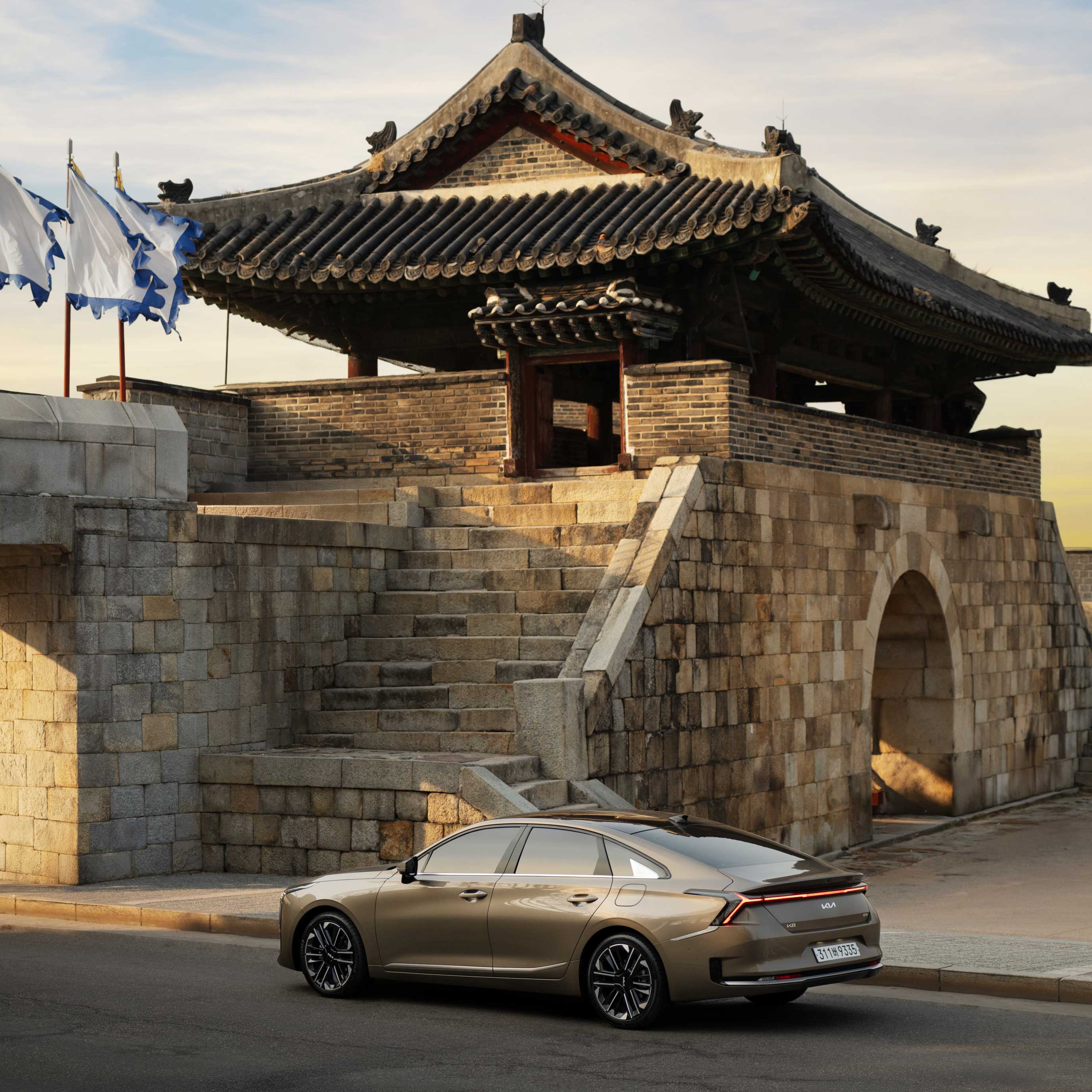 도심 속 K8 하이브리드_성 앞 후측면