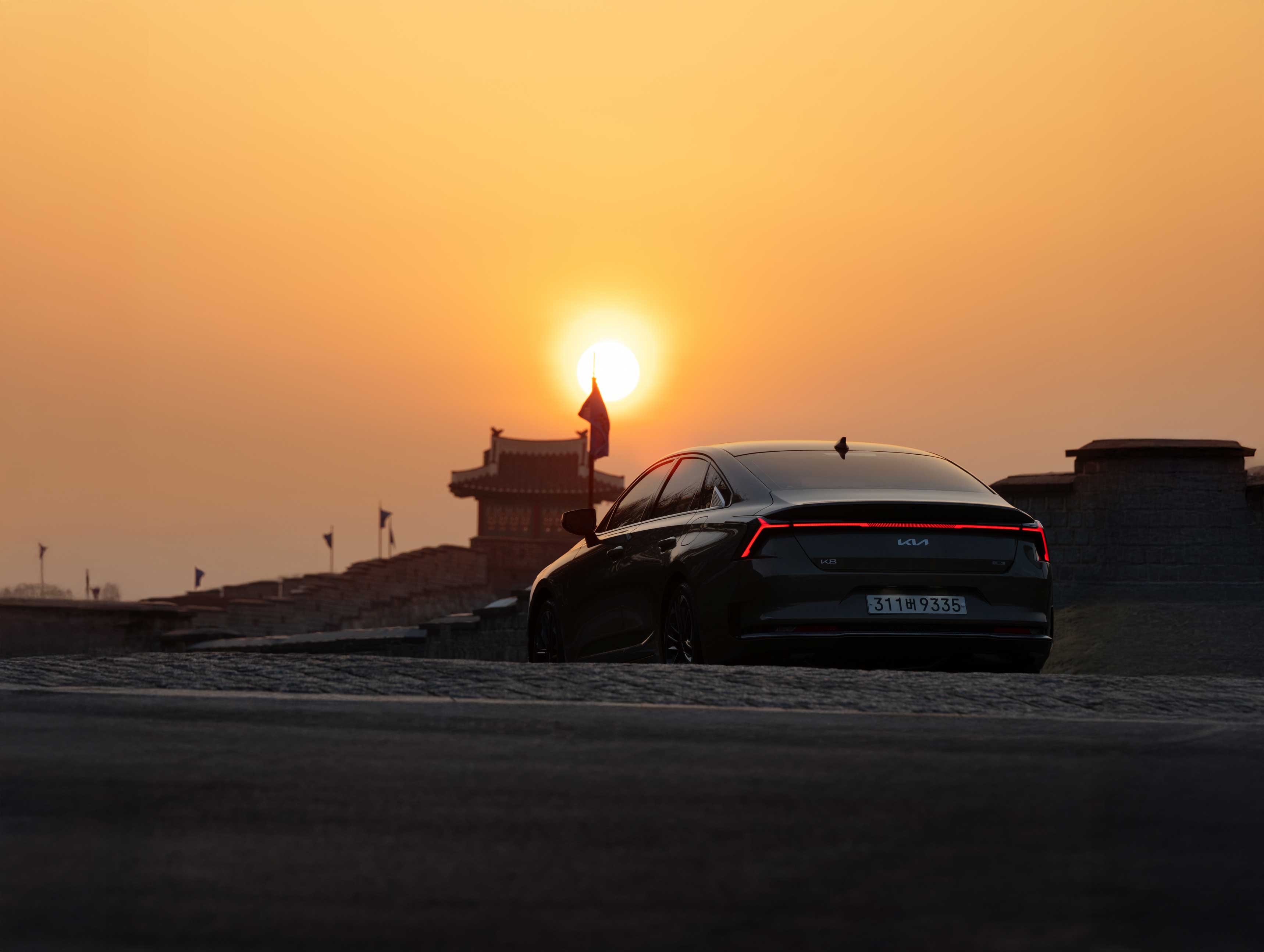 도심 속 K8 하이브리드_노을 후면