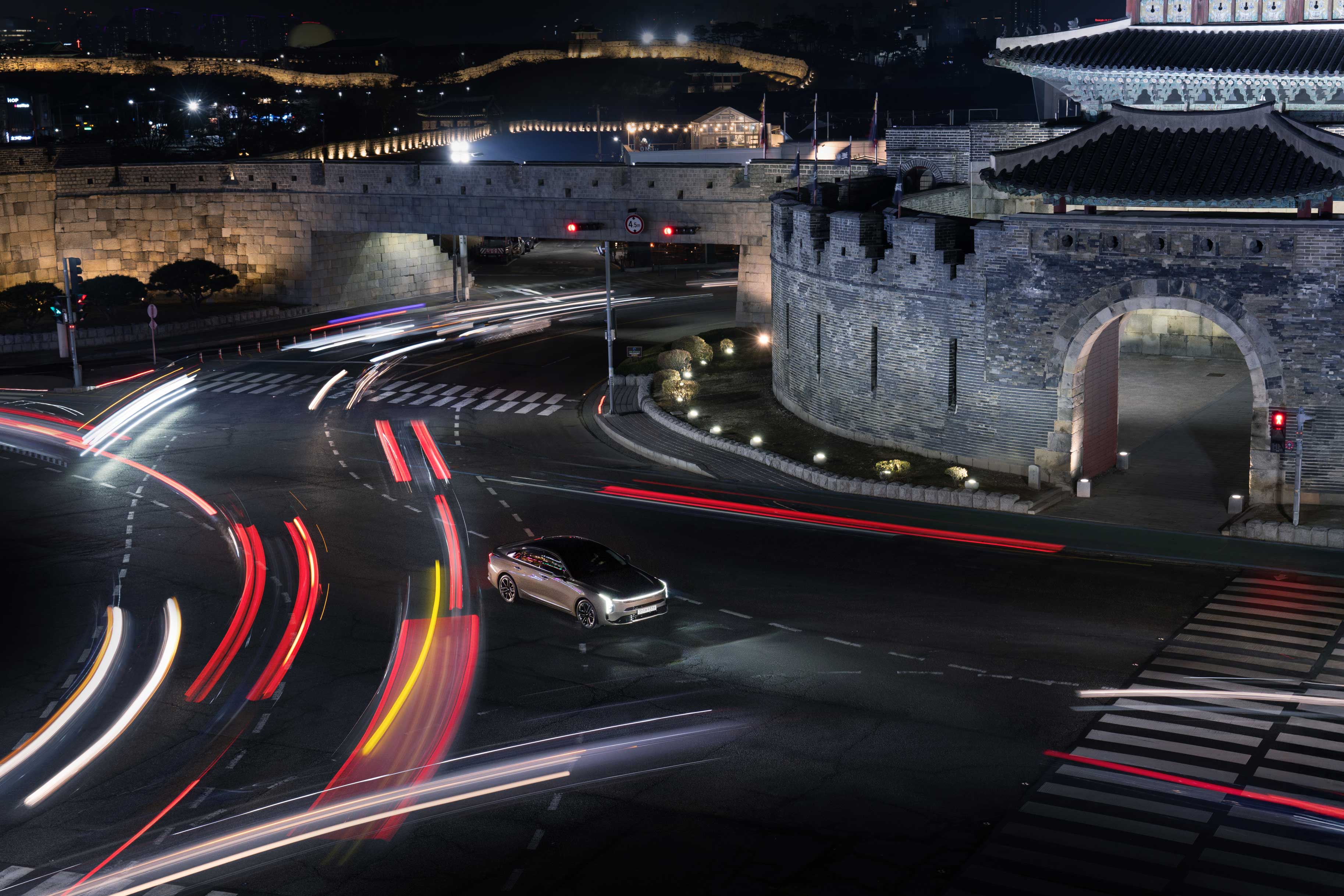 도심 속 K8 하이브리드_저녁 전측면