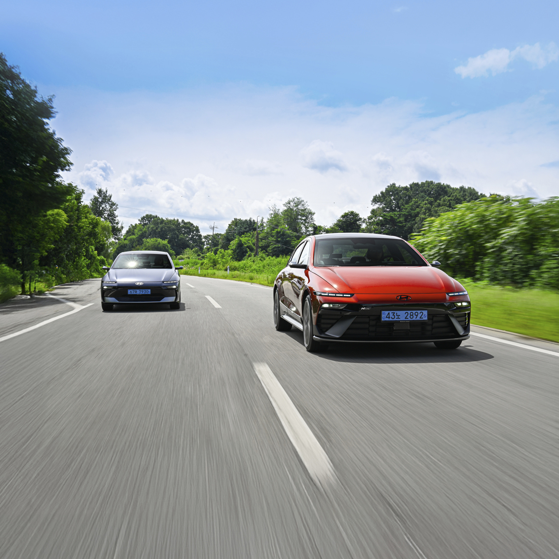 더 뉴 아이오닉 6의 주행 모습