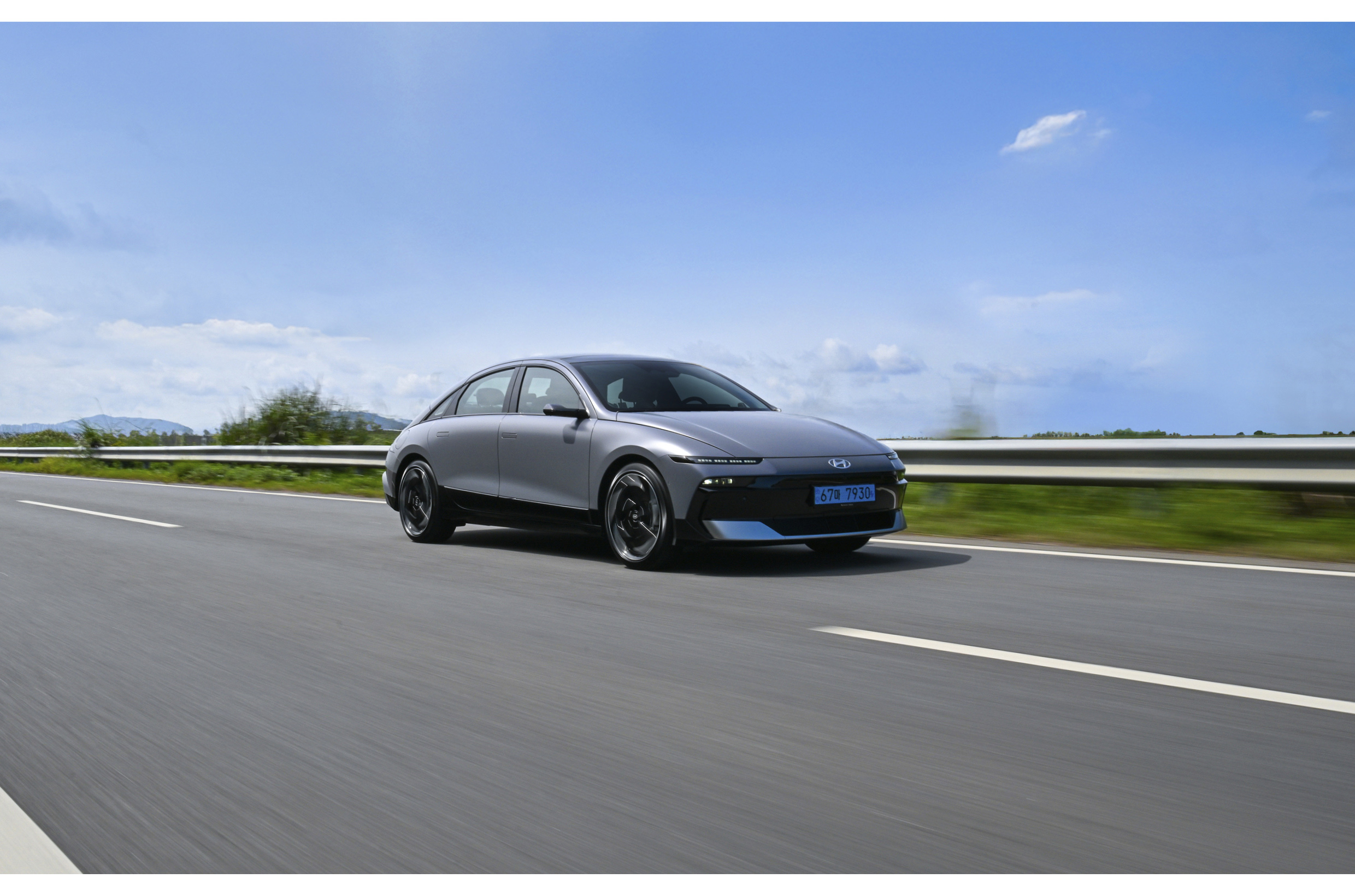 더 뉴 아이오닉 6의 주행 모습