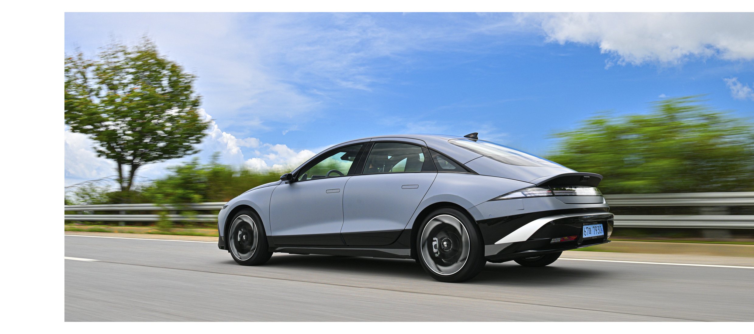 더 뉴 아이오닉 6의 주행 모습