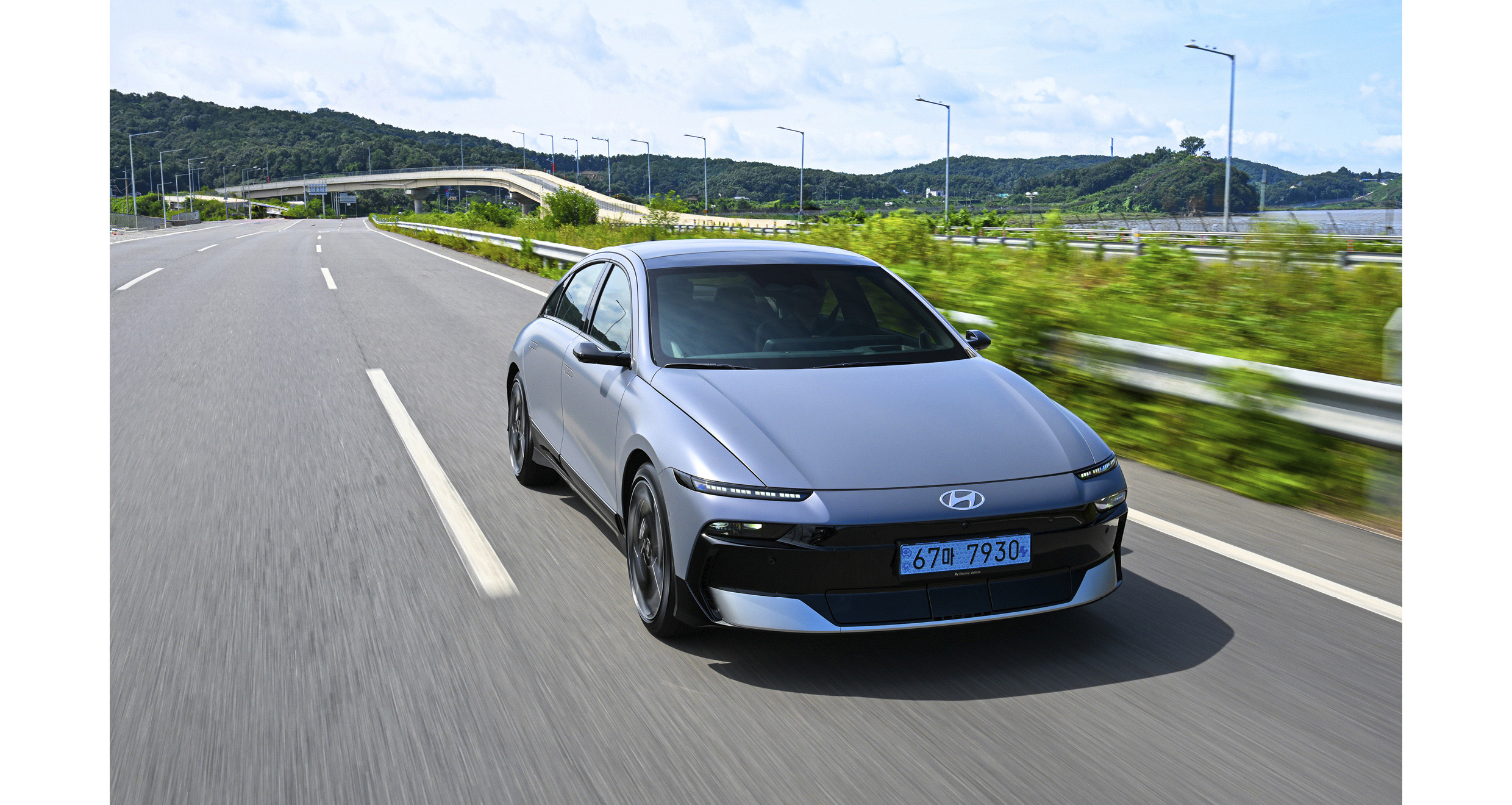 더 뉴 아이오닉 6의 주행 모습