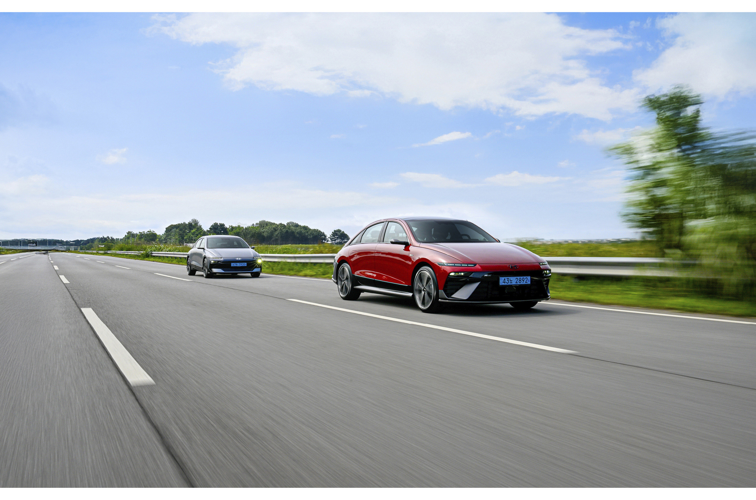 더 뉴 아이오닉 6의 주행 모습