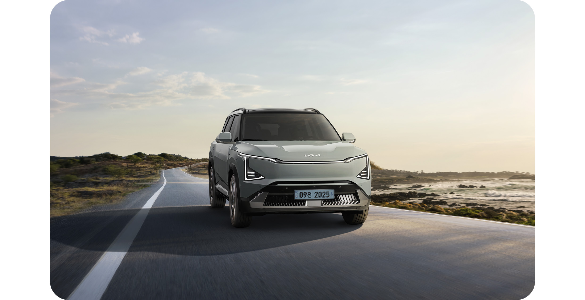 더 기아 EV5의 주행 모습