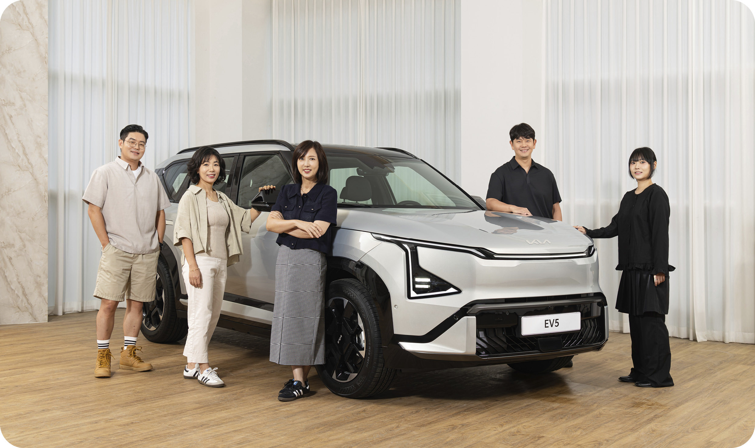 더 기아 EV5와 디자이너들